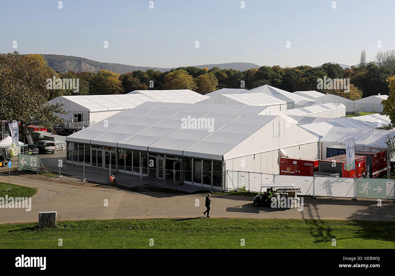 Des tentes pour la conférence des Nations Unies sur le climat peuvent être vues à Bonn, en Allemagne, le 19 octobre 2017. La conférence mondiale des Nations Unies sur le climat se tiendra du 6 au 17 novembre 2017 à Bonn. Photo : Oliver Berg/dpa Banque D'Images