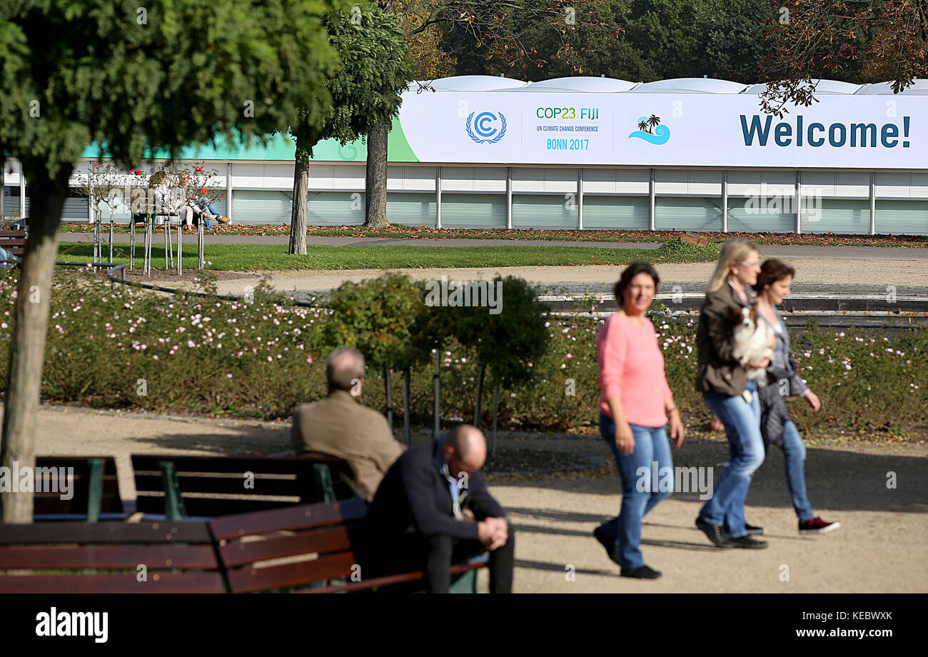 Les gens se promènent sous les tentes pour la conférence des Nations Unies sur le climat à Bonn, en Allemagne, le 19 octobre 2017. La conférence mondiale des Nations Unies sur le climat se tiendra du 6 au 17 novembre 2017 à Bonn. Photo : Oliver Berg/dpa Banque D'Images