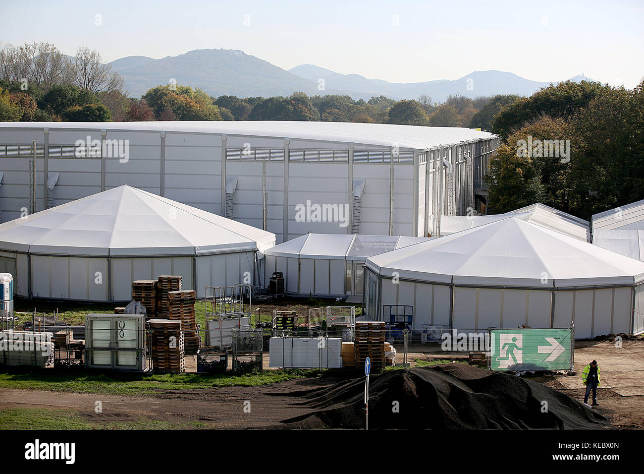 Bonn, Allemagne. 19 octobre 2017. Des tentes pour la conférence des Nations Unies sur le climat peuvent être vues à Bonn, en Allemagne, le 19 octobre 2017. La conférence mondiale des Nations Unies sur le climat se tiendra du 6 au 17 novembre 2017 à Bonn. Crédit : Oliver Berg/dpa/Alamy Live News Banque D'Images