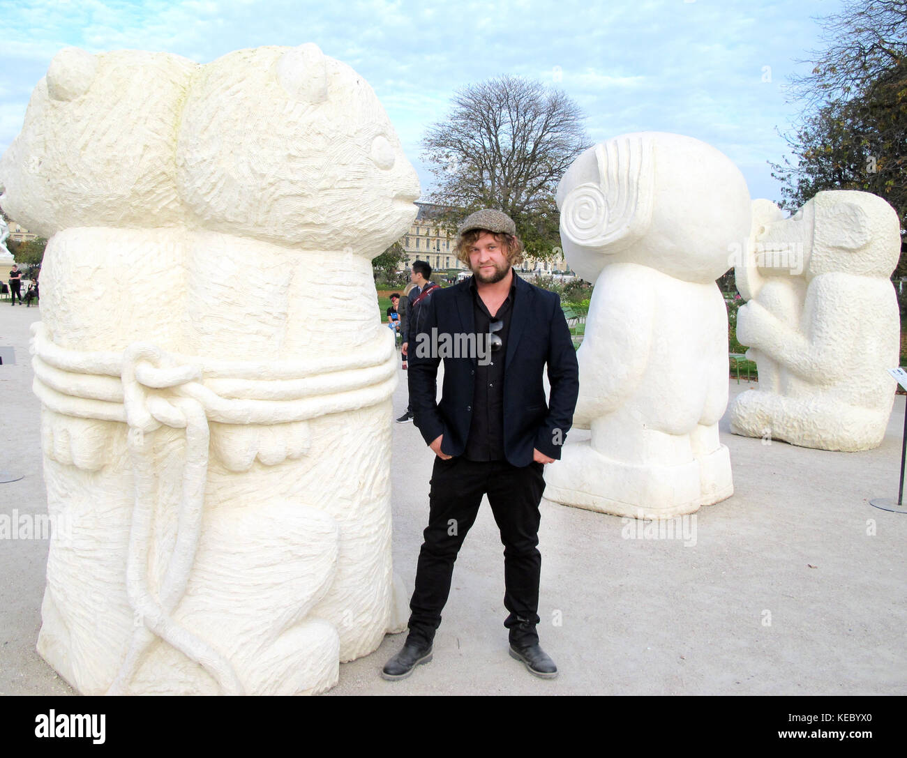 Paris, France. 18th octobre 2017. L'artiste allemand Stefan Rinck se situe  entre ses trois sculptures géantes au cours de la foire artistique FIAC  (Foire internationale d'art contemporain) (salon international éclairé d'art  contemporain)