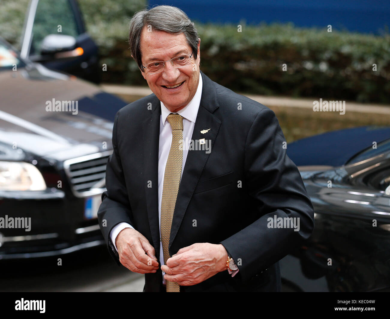 Bruxelles, Belgique. 19 octobre 2017. Le président chypriote Nicos Anastasiades arrive le premier jour du sommet de l'UE de deux jours à Bruxelles, Belgique, le 19 octobre 2017. Crédit : Ye Pingfan/Xinhua/Alamy Live News Banque D'Images