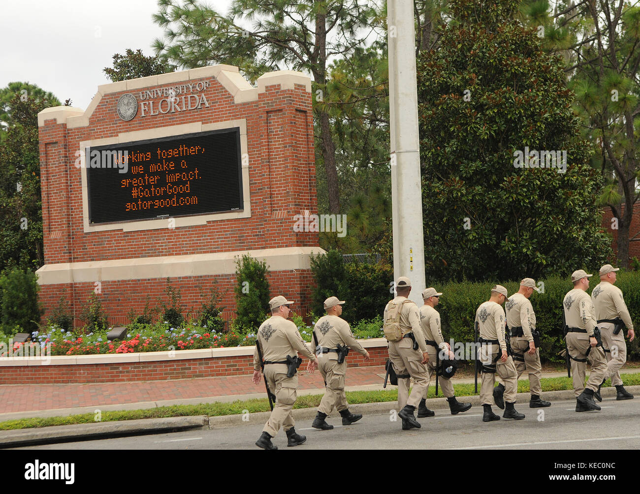 Gainesville, Floride, USA. Oct 19, 2017 se préparer à la police. avant de manifestants nationalistes blancs Richard Spencer, président de la National Policy Institute, un think tank de suprématie blanche, parle de l'université de Floride le 19 octobre 2017 à Gainesville, Floride. crédit : Paul Hennessy/Alamy live news Banque D'Images