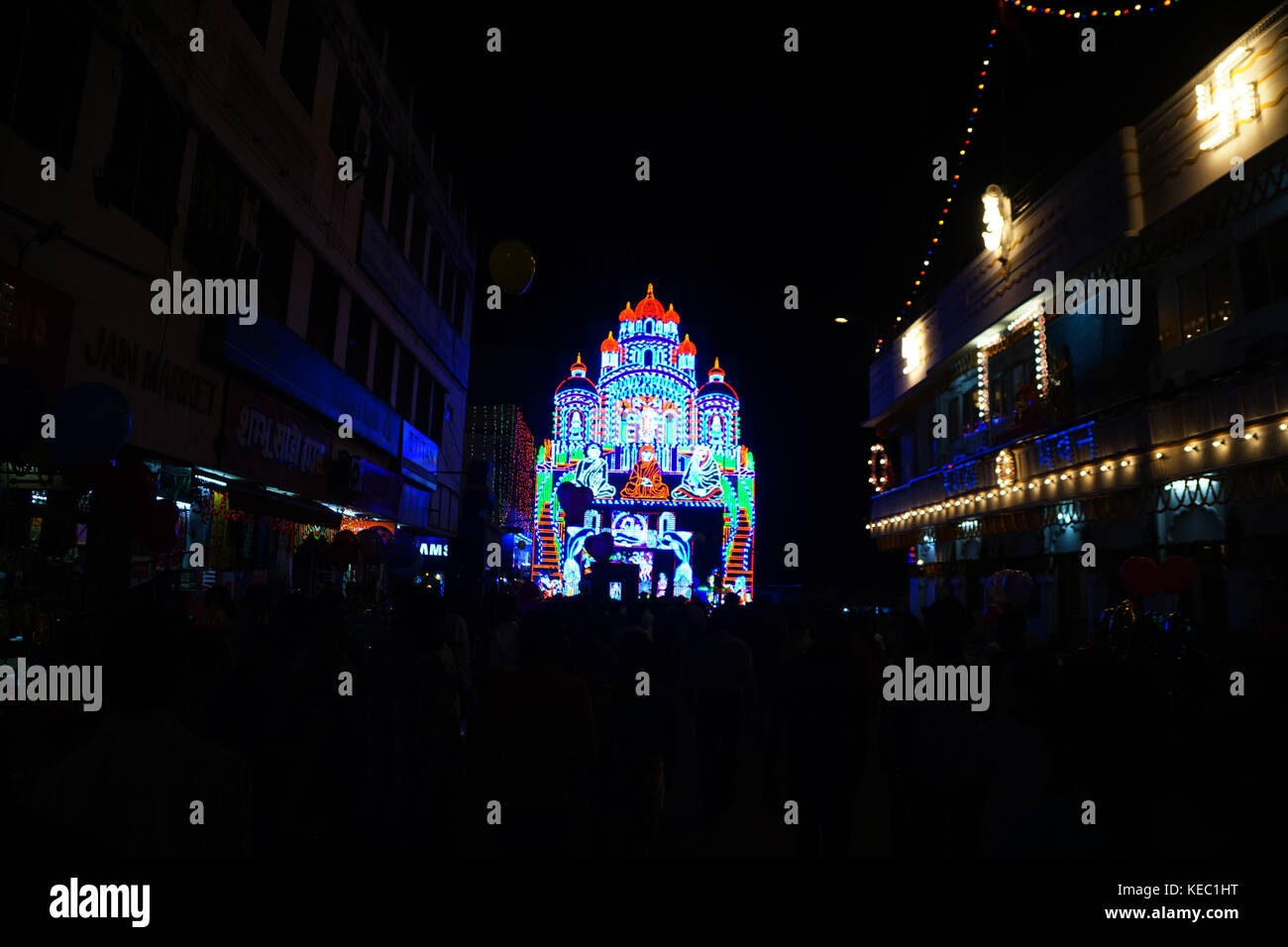 Chaibasa, Jharkhand, Inde, 19 octobre 2017, le magnifique arrangement d'éclairage de Amala Tola public Kali Puja Pandal . Banque D'Images