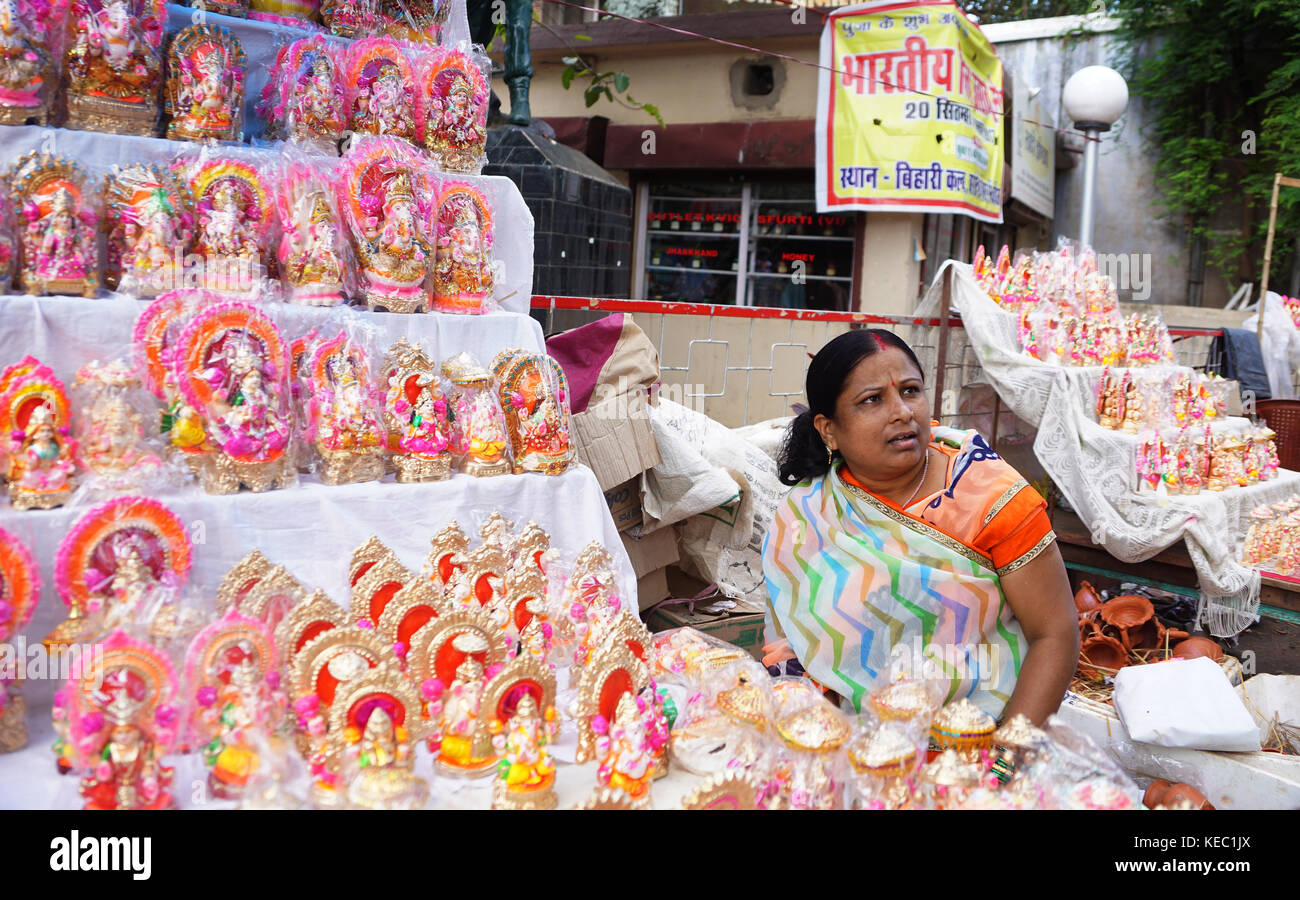 Chaibasa, Jharkhand, Inde, 19 octobre 2017, une femme vendait des idoles de Dieu hindou et de Déesse. Banque D'Images