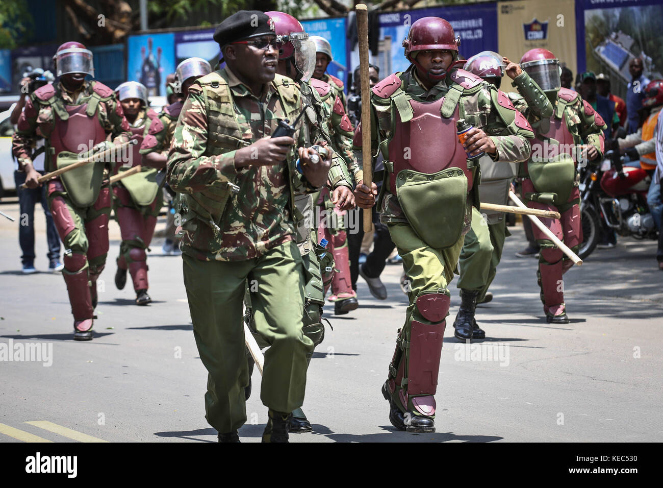 Nairobi, Nairobi, Kenya. 16 octobre 2017. La police anti-émeute est vue en charge contre les partisans de l'opposition lors d'une manifestation à Nairobi. Les partisans de l'opposition de la "National Super Alliance Coalition" (NASA) sont descendus dans la rue pour réclamer des réformes de la Commission électorale indépendante et de délimitation des circonscriptions électorales (IEBC) avant la répétition de l'élection présidentielle qui se tiendra le 26 octobre 2017. Ils ont défié l'interdiction du gouvernement de manifester pacifiquement et ont été gazés lacrymogènes tandis que d'autres ont été battus par des matraques. Raila Odinga, leader de l'opposition, également candidat de l'opposition à la présidence Annou Banque D'Images