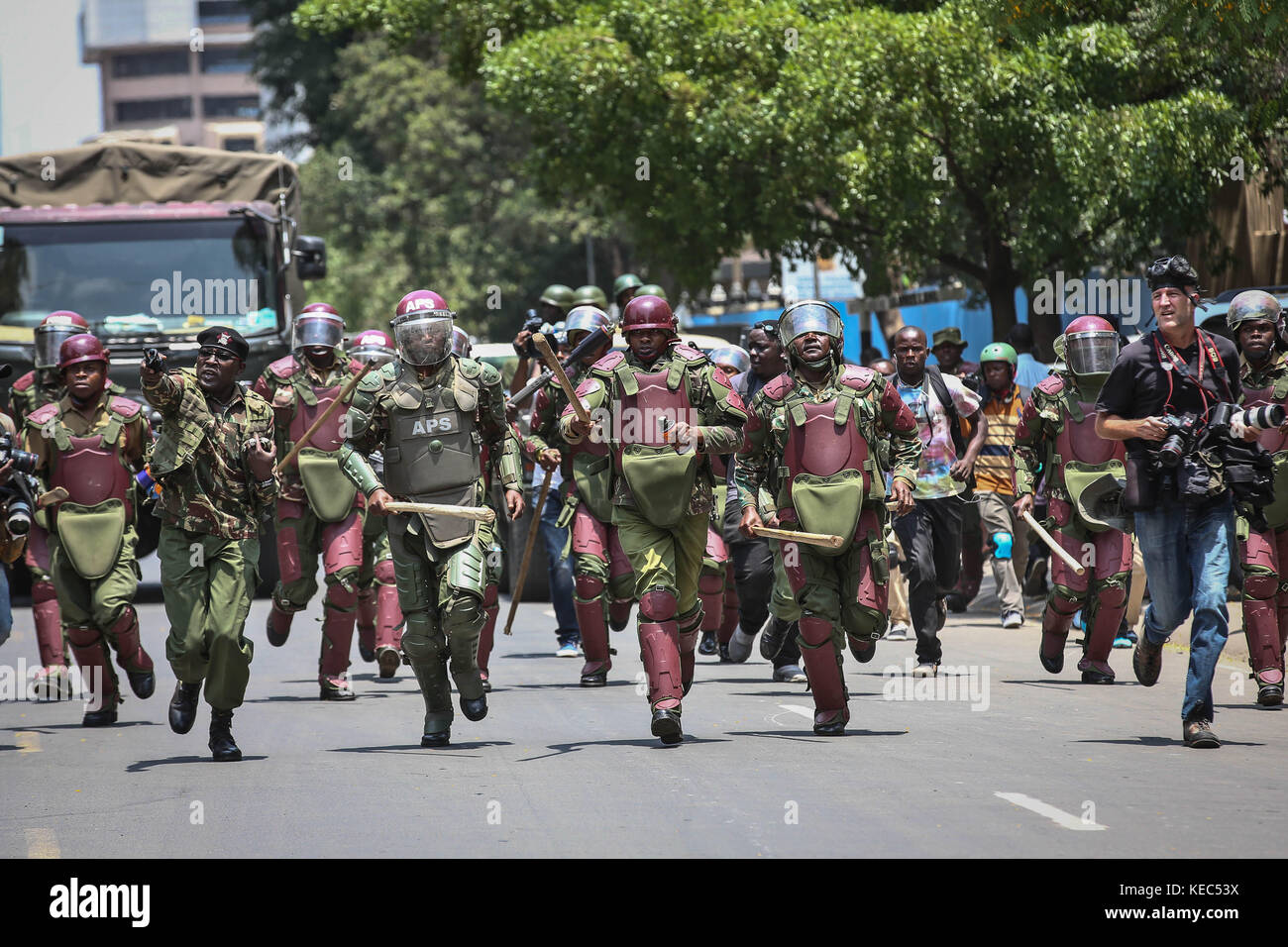 Nairobi, Nairobi, Kenya. 16 octobre 2017. La police anti-émeute est vue en charge contre les partisans de l'opposition lors d'une manifestation à Nairobi. Les partisans de l'opposition de la "National Super Alliance Coalition" (NASA) sont descendus dans la rue pour réclamer des réformes de la Commission électorale indépendante et de délimitation des circonscriptions électorales (IEBC) avant la répétition de l'élection présidentielle qui se tiendra le 26 octobre 2017. Ils ont défié l'interdiction du gouvernement de manifester pacifiquement et ont été gazés lacrymogènes tandis que d'autres ont été battus par des matraques. Raila Odinga, leader de l'opposition, également candidat de l'opposition à la présidence Annou Banque D'Images