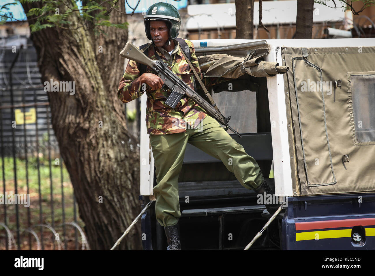 16 octobre 2017 - Nairobi, Nairobi, Kenya - Un policier de Nairobi est vu regarder les manifestants alors qu'il se trouvait à l'intérieur d'un camion lors d'une manifestation à Nairobi..les partisans de l'opposition de la â Super Alliance nationale Coalitionâ€™ (NASA) sont descendus dans les rues pour réclamer des réformes de la Commission électorale indépendante et de délimitation des frontières (IEBC) avant la répétition de l'élection présidentielle qui se tiendra le 26 octobre 2017. . Ils ont défié l'interdiction du gouvernement sur les manifestations pacifiques et ont été gazés lacrymogènes tandis que d'autres ont été battus par des matraques. Raila Odinga, le leader de l'opposition, également président de l'opposition Banque D'Images
