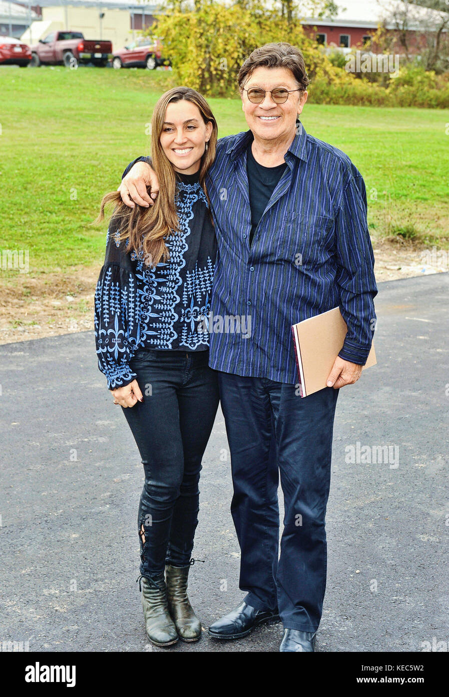 Ohsweken, ONTARIO, États-Unis. 14 octobre 2017. 14 octobre 2017 - Ohsweken, Ontario, Canada. Robbie Robertson (en photo avec sa fille Delphine), membre du Temple de la renommée du Rock and Roll, reçoit un prix d'excellence décerné par la chef des six Nations, Ava Hill, au Centre des congrès des six Nations. Crédit photo : Brent Perniac/AdMedia crédit : Brent Perniac/AdMedia/ZUMA Wire/Alamy Live News Banque D'Images