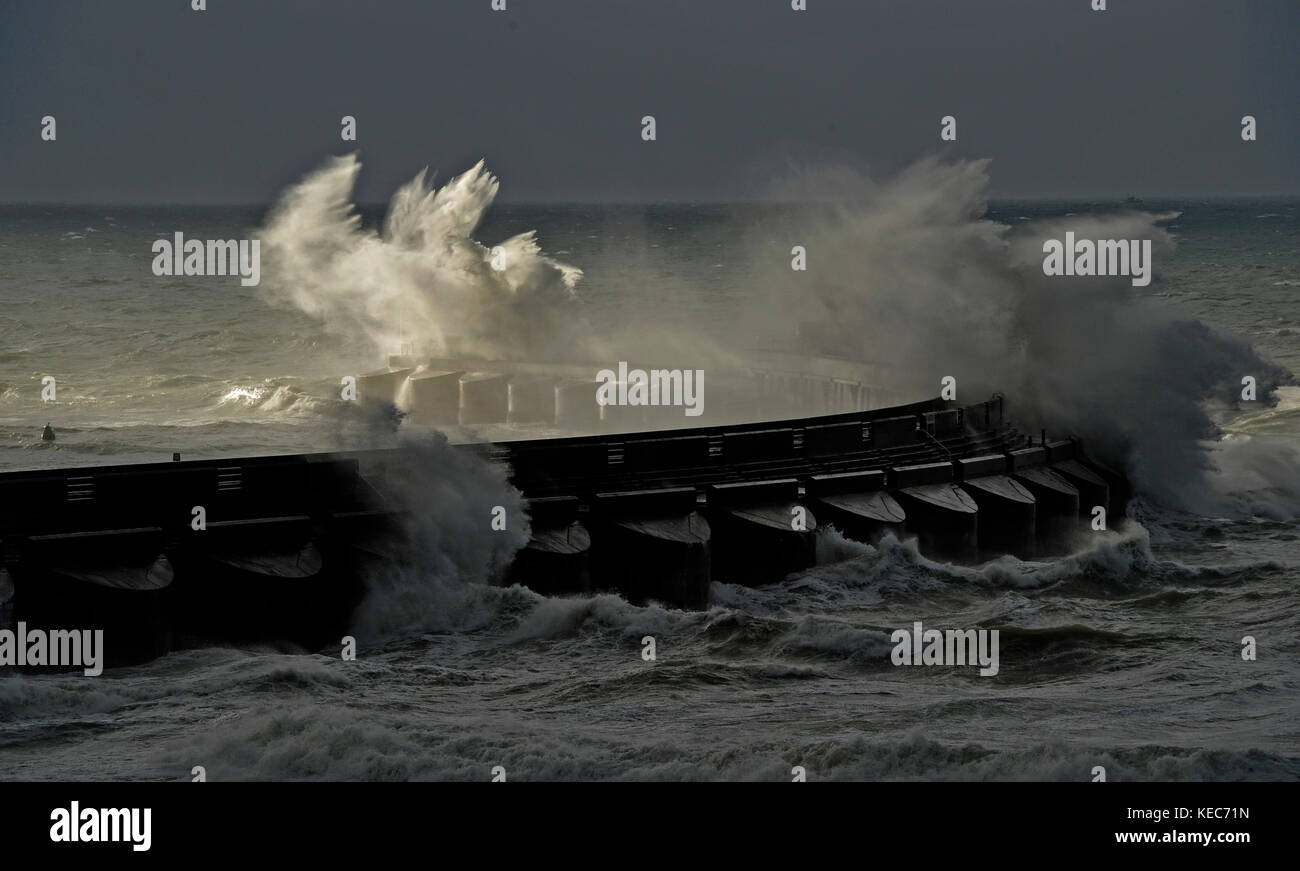 Brighton, UK. Oct 20, 2017. d'énormes vagues crash sur l'entrée de Brighton Marina ce matin que storm brian se dirige vers la Grande-Bretagne au cours des prochains jours avec des vents forts et pluie prévue crédit : Simon dack/Alamy live news Banque D'Images
