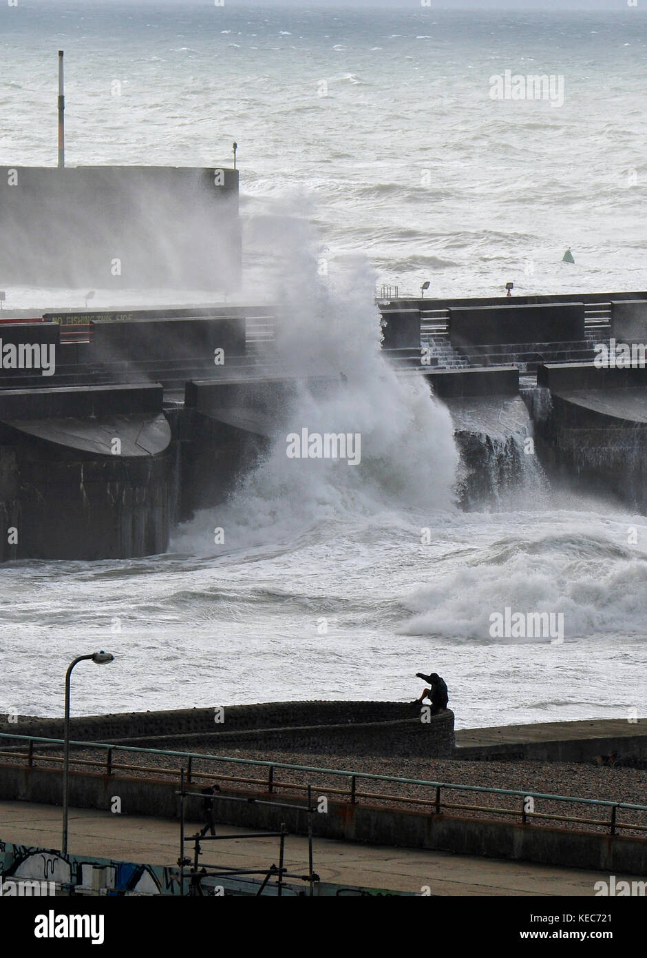 Brighton, UK. Oct 20, 2017. d'énormes vagues crash sur l'entrée de Brighton Marina ce matin que storm brian se dirige vers la Grande-Bretagne au cours des prochains jours avec des vents forts et pluie prévue crédit : Simon dack/Alamy live news Banque D'Images