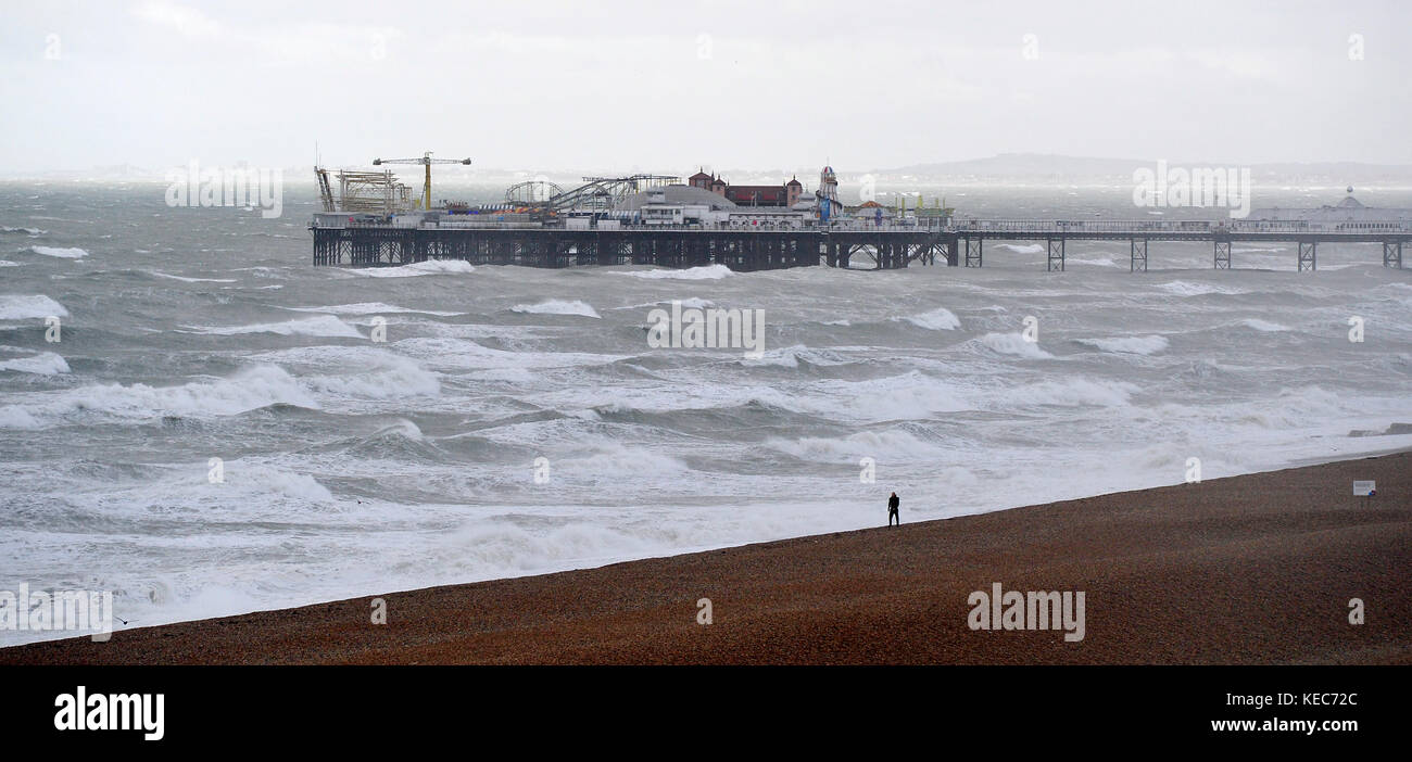 Brighton, UK. 20 oct, 2017. vagues en rouleaux sur la plage de Brighton ce matin que storm brian se dirige vers la Grande-Bretagne au cours des prochains jours avec des vents forts et pluie prévue crédit : Simon dack/Alamy live news Banque D'Images