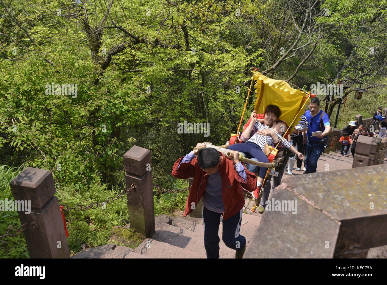 Huangshan, Huangshan, Chine. 20 octobre 2017. Huangshan, CHINE-20 octobre 2017 : (USAGE ÉDITORIAL SEULEMENT. CHINA OUT) . Les porteurs de chaises longues portent des berlines à Qiyun Mountain à Huangshan, dans la province d'Anhui, dans l'est de la Chine. Les porteurs de chaise berline peuvent gagner 100 yuans chaque fois qu'ils portent la berline du bas au sommet de la montagne. Crédit : Sipa Asia/ZUMA Wire/Alamy Live News Banque D'Images