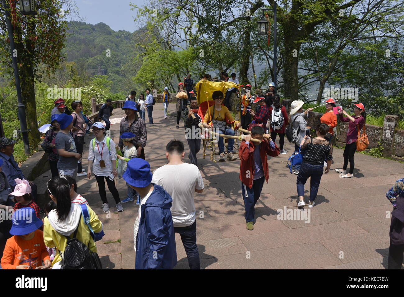 Huangshan, Huangshan, Chine. 20 octobre 2017. Huangshan, CHINE-20 octobre 2017 : (USAGE ÉDITORIAL SEULEMENT. CHINA OUT) . Les porteurs de chaises longues portent des berlines à Qiyun Mountain à Huangshan, dans la province d'Anhui, dans l'est de la Chine. Les porteurs de chaise berline peuvent gagner 100 yuans chaque fois qu'ils portent la berline du bas au sommet de la montagne. Crédit : Sipa Asia/ZUMA Wire/Alamy Live News Banque D'Images