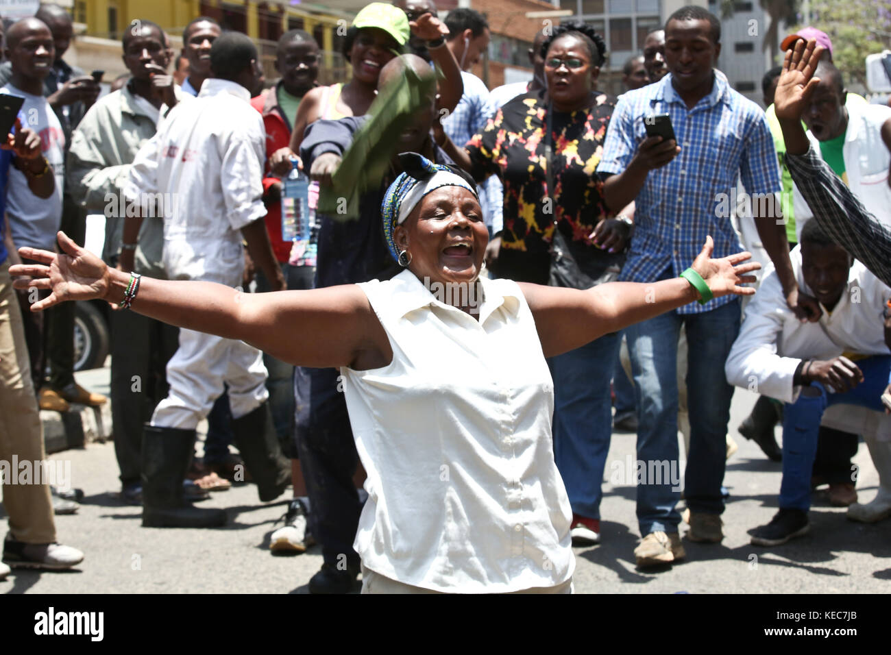 6 octobre 2017 - Nairobi, KENYA, Kenya - manifestation des partisans de l'opposition sur les réformes électorales avant la répétition de l'élection présidentielle du 26 octobre, la police anti-émeute les a gazées lacrymogènes dans les rues de Nairobi, les dirigeants de la coalition de l'opposition kenyane National Supper Alliance (NASA) ont manifesté aujourd'hui, l'opposition a appelé à une manifestation nationale sur le gâchis des élections du 8 août affirmant que s'il n'y aurait pas de réforme, l'opposition ne participerait pas aux élections du 26 octobre 2017 (Crédit image : © Tabitha Otwori/SOPA via ZUMA Wire) Banque D'Images