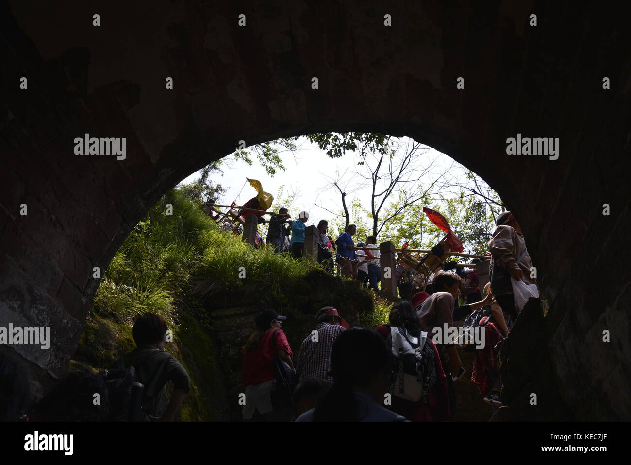 Huangshan, Huangshan, Chine. 20 oct, 2017. huangshan, Chine du 20e octobre 2017 :(usage éditorial uniquement. Chine out) .sedan-président procéder à des berlines porteurs de montagne qiyun à huangshan, Anhui province de Chine orientale. La berline-président porteurs peuvent gagner 100 yuans à chaque fois qu'ils transportent la berline du bas vers le haut de la montagne. crédit : sipa Asie/zuma/Alamy fil live news Banque D'Images