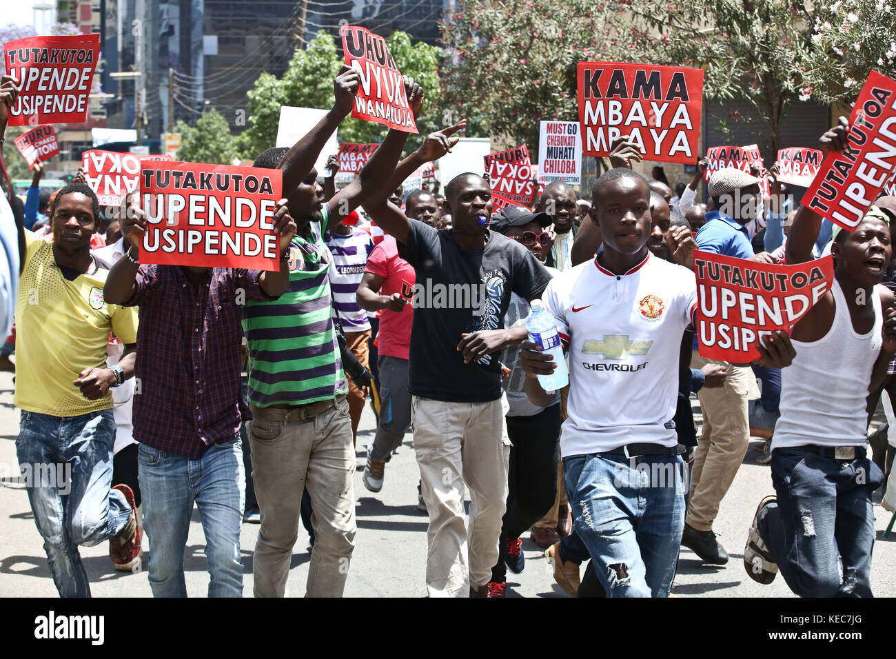 6 octobre 2017 - Nairobi, KENYA, Kenya - les partisans de l'opposition manifestent dans les rues de Nairobi, pour la deuxième semaine, où les dirigeants de la coalition de l'opposition kenyane National Supper Alliance (NASA) ont manifesté aujourd'hui, l'opposition a appelé à une manifestation nationale contre la fâcheuse élection du 8 août, affirmant que s'il n'y avait pas de réforme, l'opposition ne participera pas aux élections du 26 octobre 2017. (Crédit image : © Tabitha Otwori/SOPA via ZUMA Wire) Banque D'Images