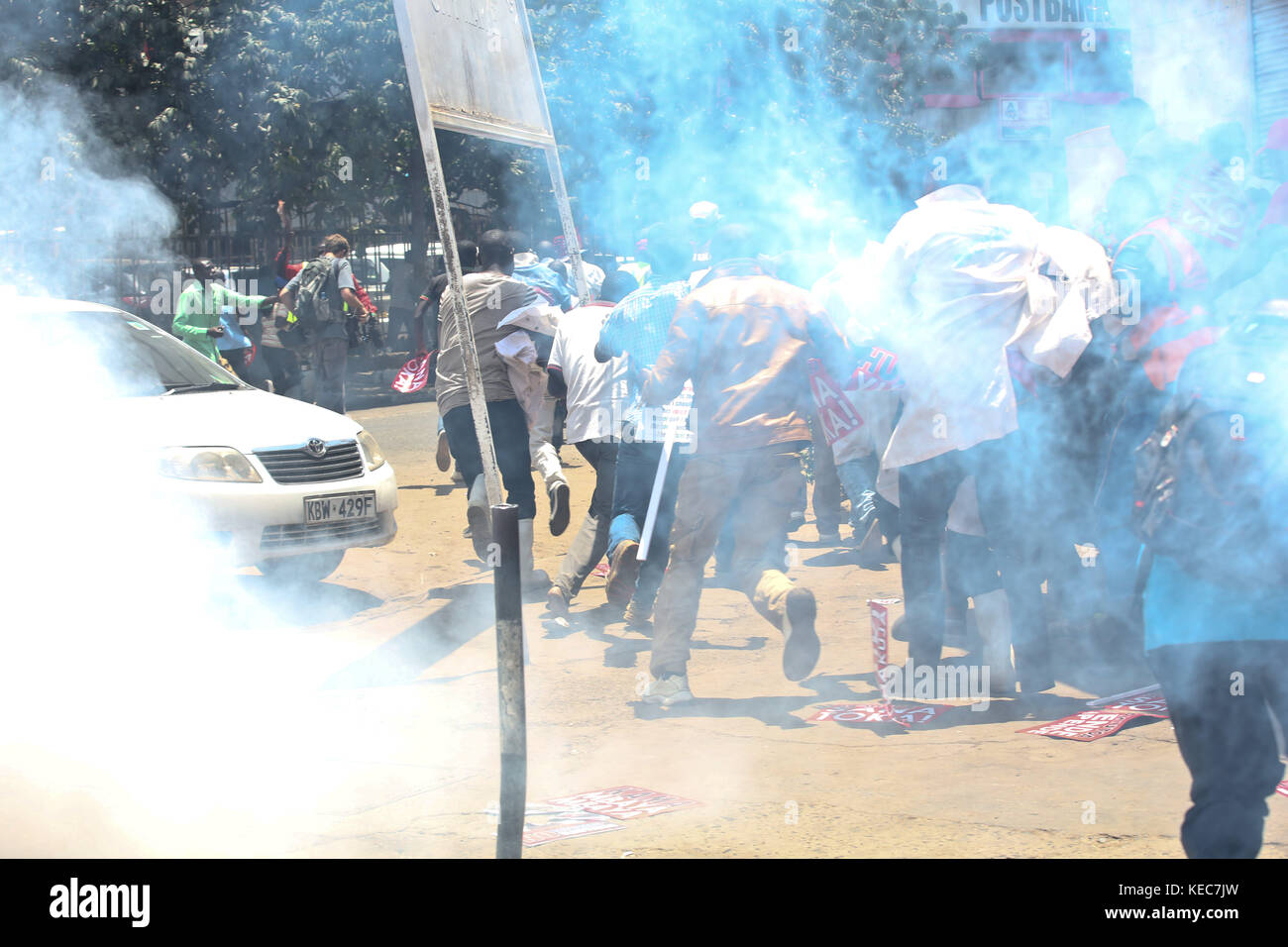 6 octobre 2017 - Nairobi, Kenya, Kenya - partisans de l'opposition pour la sécurité comme le sprinter la police antiémeute ant les gazés lacrymogènes sur les rues de Nairobi, la coalition de l'opposition kenyane souper national alliance (NASA) Les leaders d'aujourd'hui a démontré, l'opposition a organisé une manifestation nationale le 8 août sur un cafouillage électoral demande si il n'y aura aucune réforme de l'opposition ne participera le 26 octobre 2017 élections. (Crédit image : © otwori tabitha/sopa via zuma sur le fil) Banque D'Images