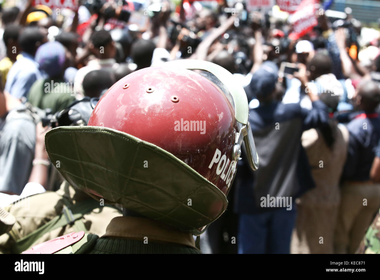 Nairobi, KENYA, Kenya. 6 octobre 2017. Les membres de la police anti-émeute observent que les partisans de l'opposition kenyane et leurs dirigeants de la National Supper Alliance (NASA) ont manifesté aujourd'hui, l'opposition a appelé à une manifestation nationale contre la faille des élections du 8 août affirmant que s'il n'y avait pas de réforme, l'opposition ne participera pas aux élections du 26 octobre 2017. Crédit : Tabitha Otwori/SOPA/ZUMA Wire/Alamy Live News Banque D'Images