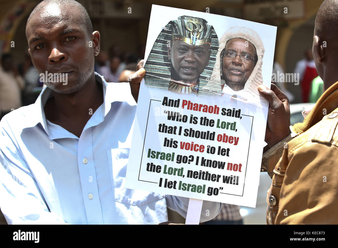 Nairobi, KENYA, Kenya. 6 octobre 2017. Les partisans de l'opposition portent une pancarte alors qu'ils protestent contre les réformes électorales avant la répétition de l'élection présidentielle du 26 octobre, la police anti-émeute les a gazés dans les rues de Nairobi, les dirigeants de la coalition de l'opposition kenyane National Supper Alliance (NASA) ont manifesté aujourd'hui, l'opposition a appelé à une manifestation nationale contre la faille des élections du 8 août affirmant que s'il n'y aurait pas de réforme, l'opposition ne participerait pas aux élections du 26 octobre 2017. Crédit : Tabitha Otwori/SOPA/ZUMA Wire/Alamy Live News Banque D'Images