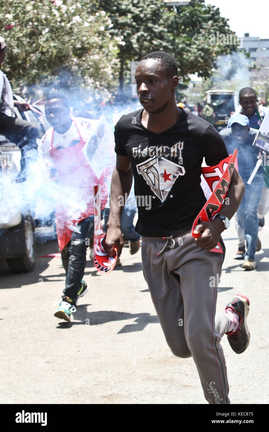 Nairobi, KENYA, Kenya. 6 octobre 2017. Les partisans de l'opposition se sentent en sécurité alors que la police anti-émeute les a gazés dans les rues de Nairobi, les dirigeants de la coalition d'opposition kenyane National Supper Alliance (NASA) ont manifesté aujourd'hui, l'opposition a appelé à une manifestation nationale contre la faille des élections du 8 août affirmant que s'il n'y avait pas de réforme, l'opposition ne participera pas aux élections du 26 octobre 2017. Crédit : Tabitha Otwori/SOPA/ZUMA Wire/Alamy Live News Banque D'Images