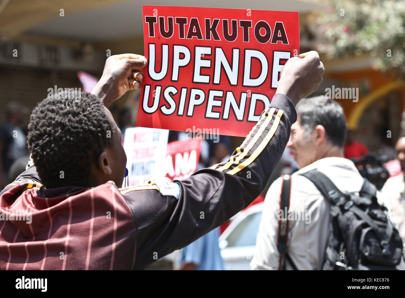 Nairobi, Kenya, kenya. 6Th oct, 2017 partisan de l'opposition portent une plaque comme ils protestent sur les réformes électorales avant l'élection présidentielle du 26 octobre répéter la police antiémeute ant gazés lacrymogènes sur les rues de Nairobi, la coalition de l'opposition kenyane souper national alliance (NASA) Les leaders d'aujourd'hui a démontré, l'opposition a organisé une manifestation nationale le 8 août sur un cafouillage électoral demande si il n'y aura aucune réforme de l'opposition ne participera le 26 octobre 2017 élections. crédit : Tabitha otwori/sopa/zuma/Alamy fil live news Banque D'Images