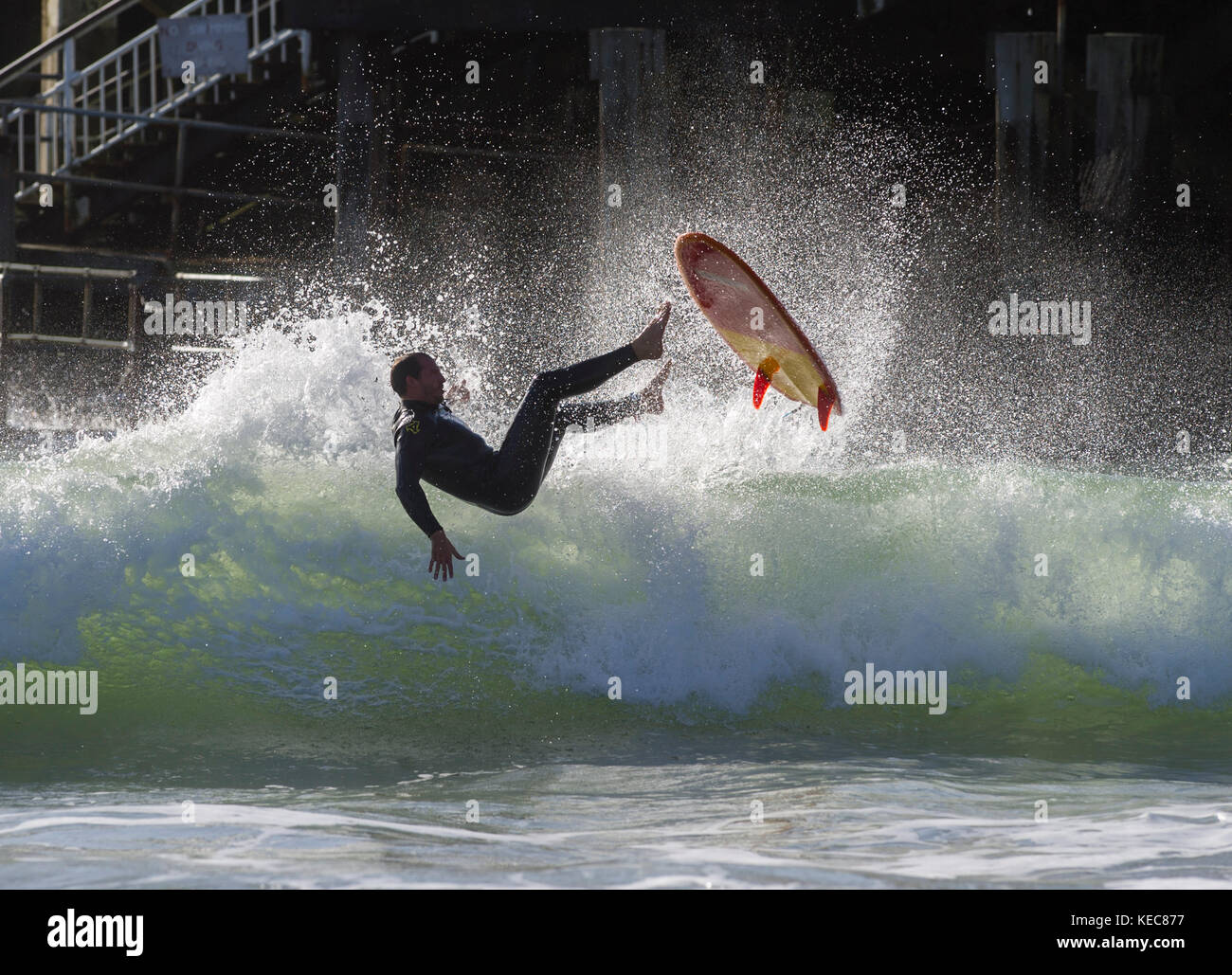 Bournemouth, Royaume-Uni, 20 octobre 2017. Un surfeur peut profiter des conditions difficiles de la plage de Bournemouth, car Storm Brian atteint la côte sud du Royaume-Uni. Crédit John Beasley Banque D'Images