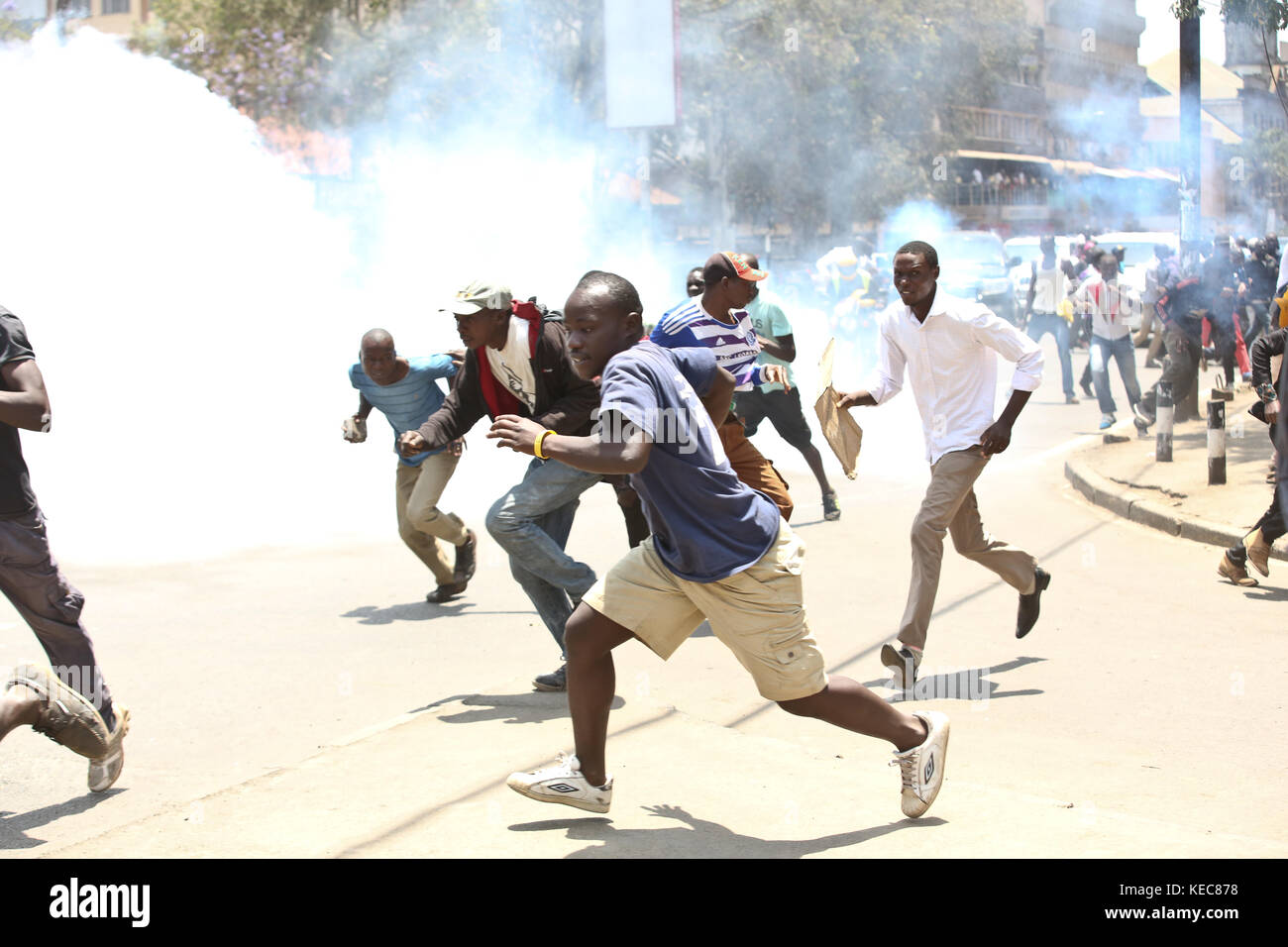 Nairobi, KENYA, Kenya. 6 octobre 2017. Les partisans de l'opposition kenyane se présentent alors que la police anti-émeute les lacrymogène dans les rues de Nairobi, l'opposition kenyane sous la coalition National Supper Alliance (NASA) a manifesté aujourd'hui, l'opposition a appelé à une manifestation nationale contre la fâcheuse élection du 8 août affirmant qu'il n'y aurait pas de réformes, l'opposition ne participera pas à la répétition des élections du 26 octobre 2017. Crédit : Tabitha Otwori/SOPA/ZUMA Wire/Alamy Live News Banque D'Images