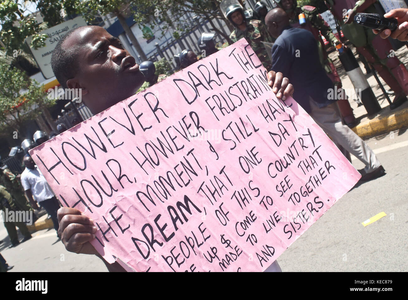 Nairobi, Kenya, kenya. 6Th oct, 2017 partisan de l'opposition portent une plaque comme ils protestent sur les réformes électorales avant l'élection présidentielle du 26 octobre répéter la police antiémeute ant gazés lacrymogènes sur les rues de Nairobi, la coalition de l'opposition kenyane souper national alliance (NASA) Les leaders d'aujourd'hui, l'opposition a fait preuve d'une grande nationale de protestation contre l'élection du 8 août bungle demande si il n'y aura aucune réforme de l'opposition ne participera le 26 octobre 2017 élections. crédit : Tabitha otwori/sopa/zuma/Alamy fil live news Banque D'Images