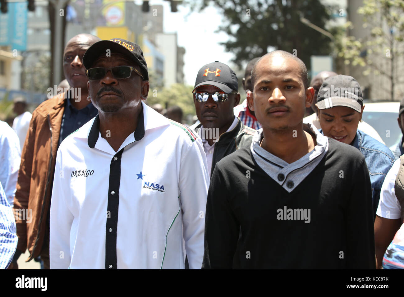 Nairobi, KENYA, Kenya. 6 octobre 2017. Chef de l'opposition kenyane dirigé par le sénateur James Orengo (l) et membre de l'Assemblée nationale Babu Owino, se joindre aux manifestations dans les rues de Nairobi, la deuxième semaine, où les partisans de l'opposition kenyane et leurs dirigeants de la National Supper Alliance (NASA) ont manifesté aujourd'hui, l'opposition a appelé à une manifestation nationale contre la fâcheuse élection du 8 août affirmant que s'il n'y aurait pas de réforme, l'opposition ne participera pas aux élections du 26 octobre 2017. Crédit : Tabitha Otwori/SOPA/ZUMA Wire/Alamy Live News Banque D'Images