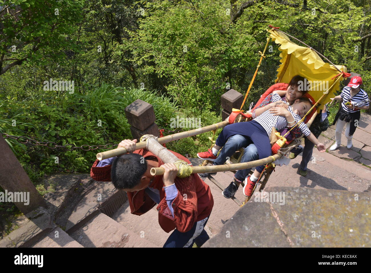 Huangshan, Huangshan, Chine. 20 octobre 2017. Huangshan, CHINE-20 octobre 2017 : (USAGE ÉDITORIAL SEULEMENT. CHINA OUT) . Les porteurs de chaises longues portent des berlines à Qiyun Mountain à Huangshan, dans la province d'Anhui, dans l'est de la Chine. Les porteurs de chaise berline peuvent gagner 100 yuans chaque fois qu'ils portent la berline du bas au sommet de la montagne. Crédit : Sipa Asia/ZUMA Wire/Alamy Live News Banque D'Images