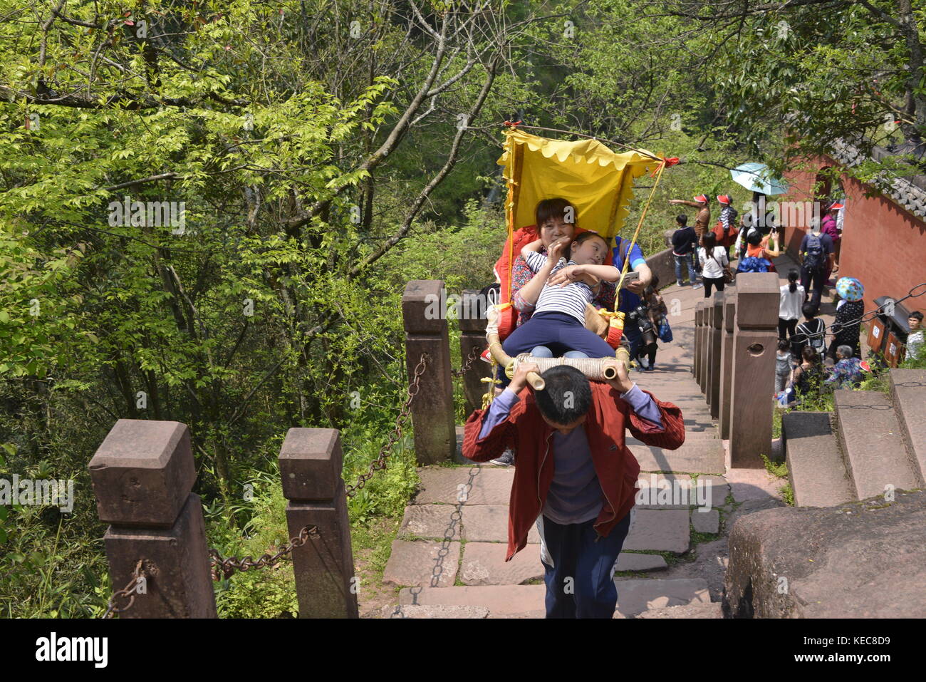 20 octobre 2017 - Huangshan, Huangshan, Chine - Huangshan, CHINE-20 octobre 2017 : (USAGE ÉDITORIAL SEULEMENT. CHINE) ..les porteurs de chaise de berline transportent des berlines à la montagne Qiyun à Huangshan, dans la province d'Anhui, dans l'est de la Chine. Les porteurs de chaise berline peuvent gagner 100 yuans chaque fois qu'ils portent la berline du bas au sommet de la montagne. (Crédit image : © Sipa Asia via ZUMA Wire) Banque D'Images