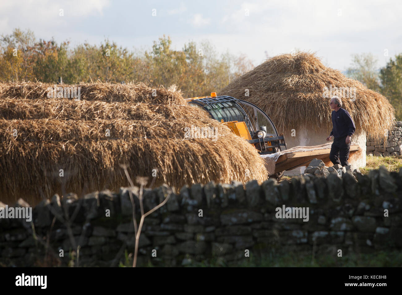 Édimbourg, Écosse 20 octobre 2017. Le constructeur est la vu à Edinburgh Craigmillar et la construction d'un village à côté du château afin de mettre hors-la-Reine avec tournage principal acteur Hollywood star Chris Pine. Pako Mera/Alamy Live News. Banque D'Images