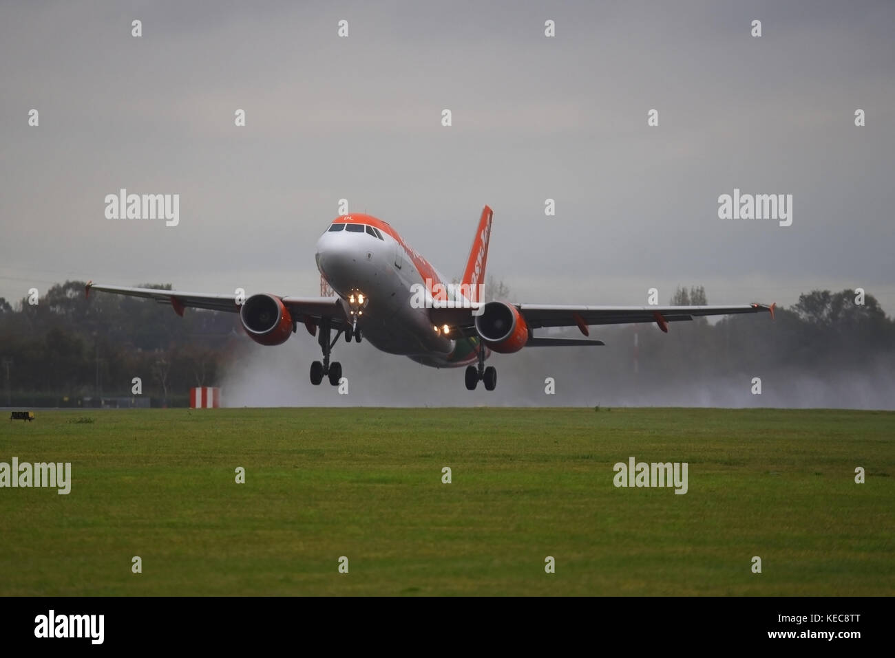 Airbus easyJet vol EZY7435 jet avion a décollé pour Malaga Southend après un orage qui la piste trempée Banque D'Images