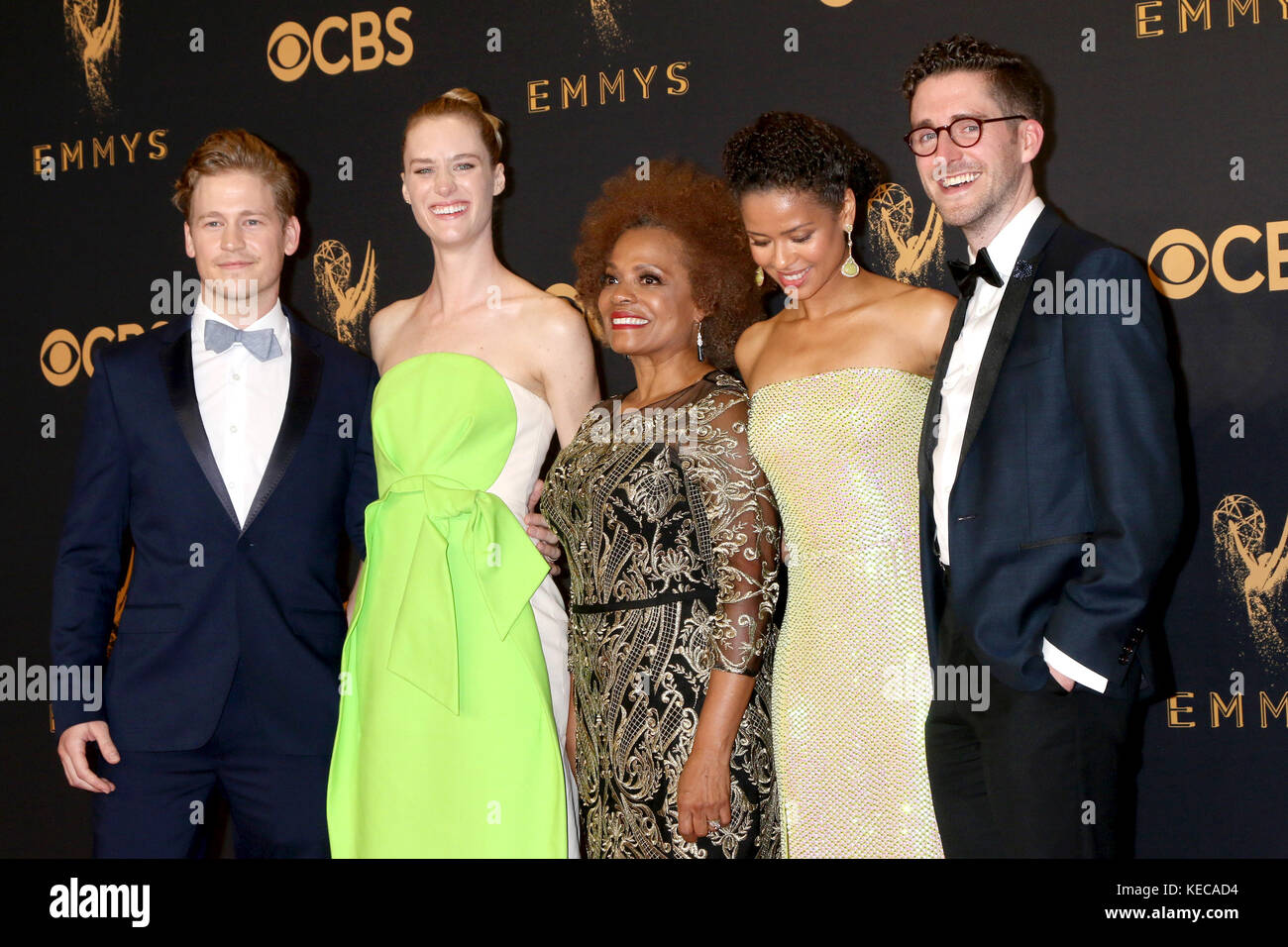 69e Primetime Emmy Awards - salle de presse à la JW Marriott Gold Ballroom le 17 septembre 2017 à Los Angeles, CA avec: Gavin Stenhouse, Mackenzie Davis, Denise Burse, Gugu Mbatha-Raw, invité où: Los Angeles, Californie, États-Unis quand: 18 sept 2017 crédit: Nicky Nelson/WENN.com Banque D'Images