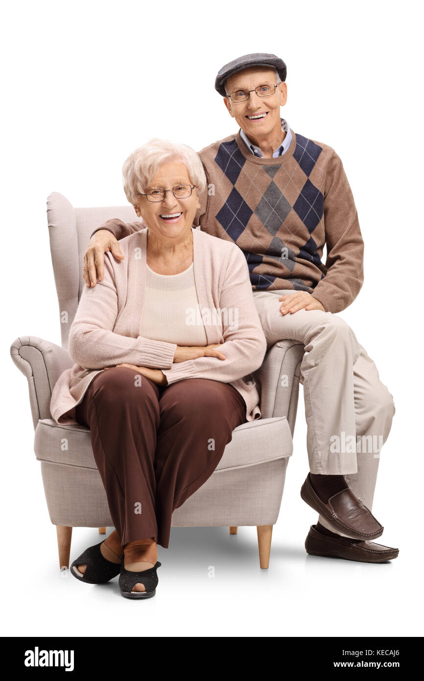 Couple assis dans un fauteuil et regardant la caméra isolé sur fond blanc Banque D'Images