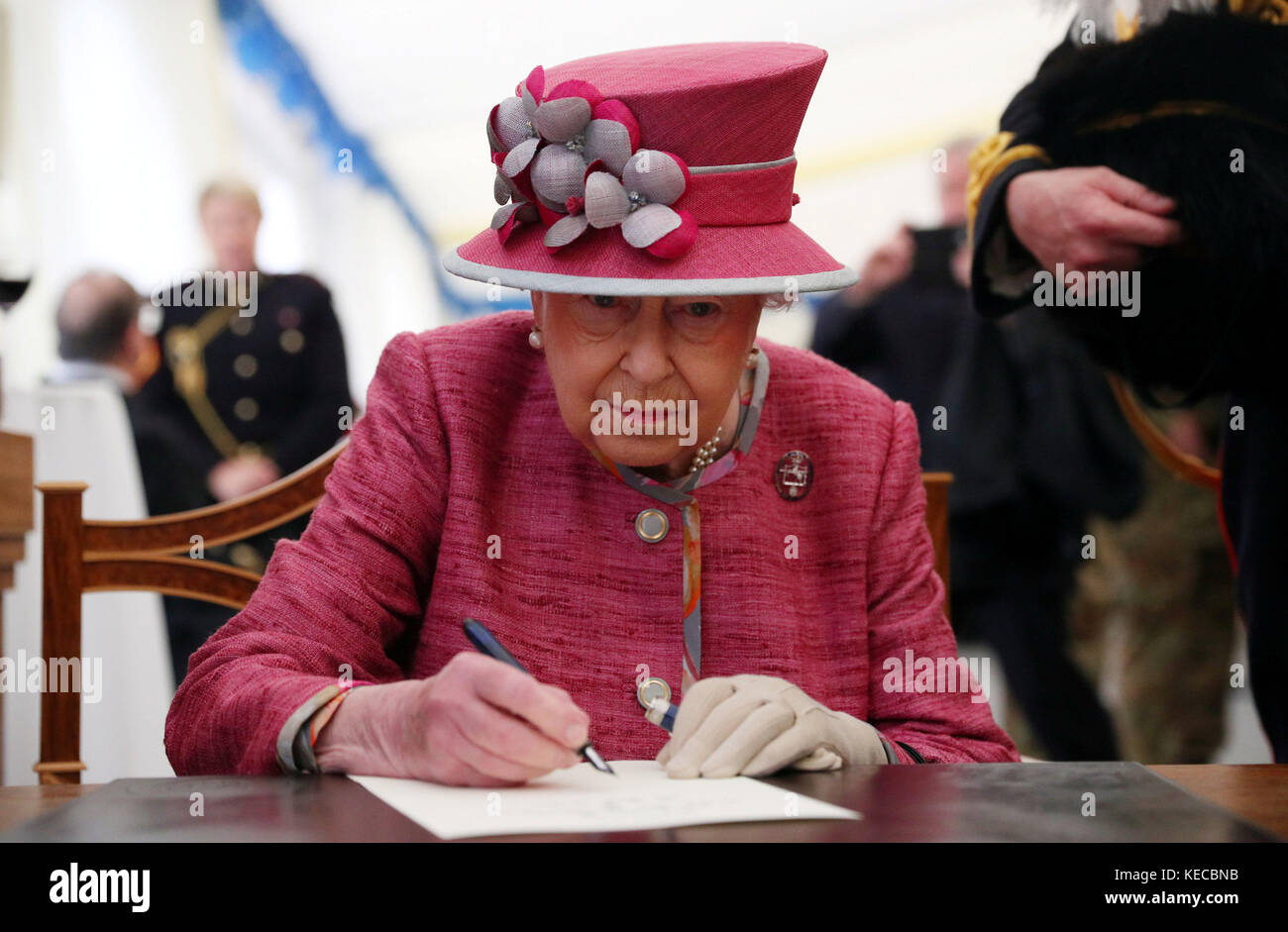 La reine Elizabeth II signe le document d'examen du 70e anniversaire après avoir assisté au 70e anniversaire de la troupe royale d'artillerie équine à Hyde Park, Londres. Banque D'Images
