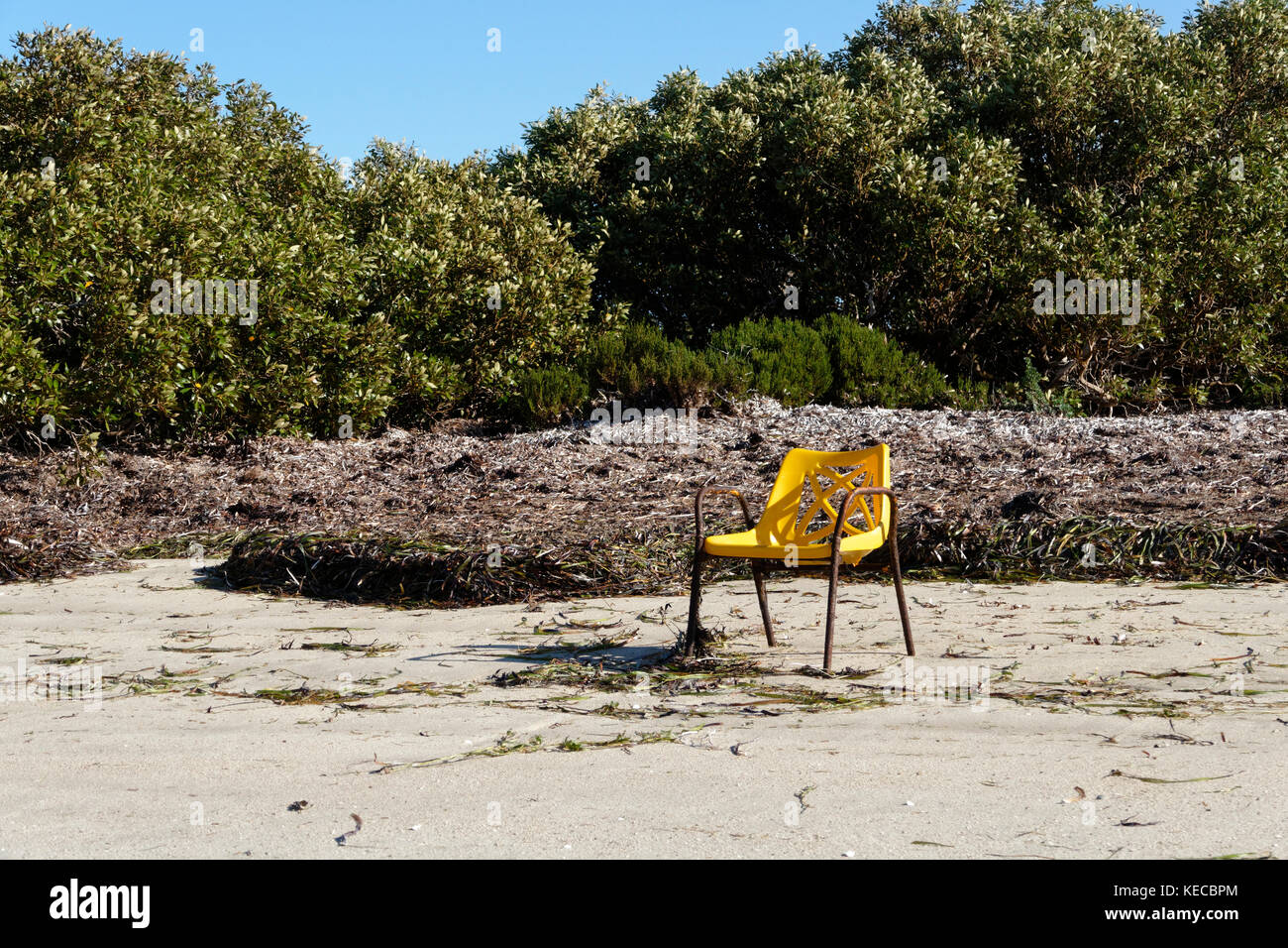 Chaise jaune sur la plage au Bush Bay, la Gascoyne, Australie occidentale Banque D'Images Chaise jaune sur la plage au Bush Bay, la Gascoyne, Australie occidentale Banque D'Images