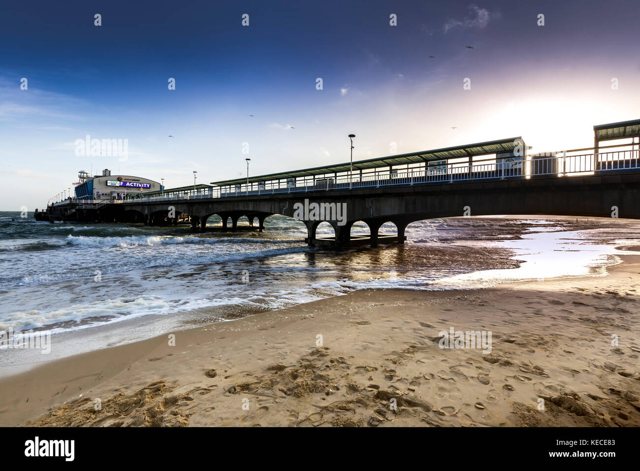 Le soleil se couche derrière la jetée de Bournemouth. Une jetée victorienne avec une salle de jeux électroniques, un théâtre des Variétés, et cafe Banque D'Images