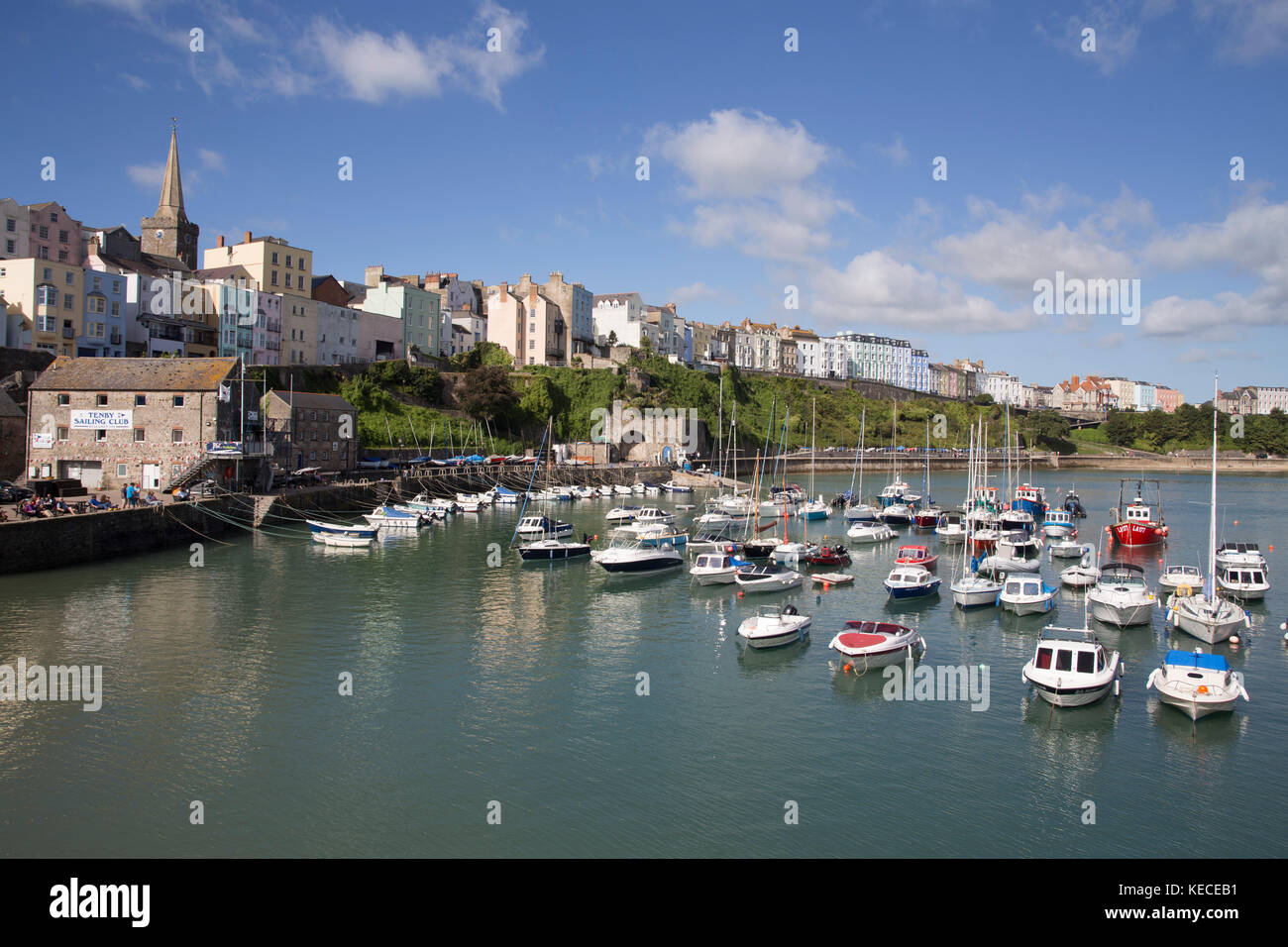 Bateaux dans le port de Tenby, Pembrokeshire, Pays de Galles Banque D'Images