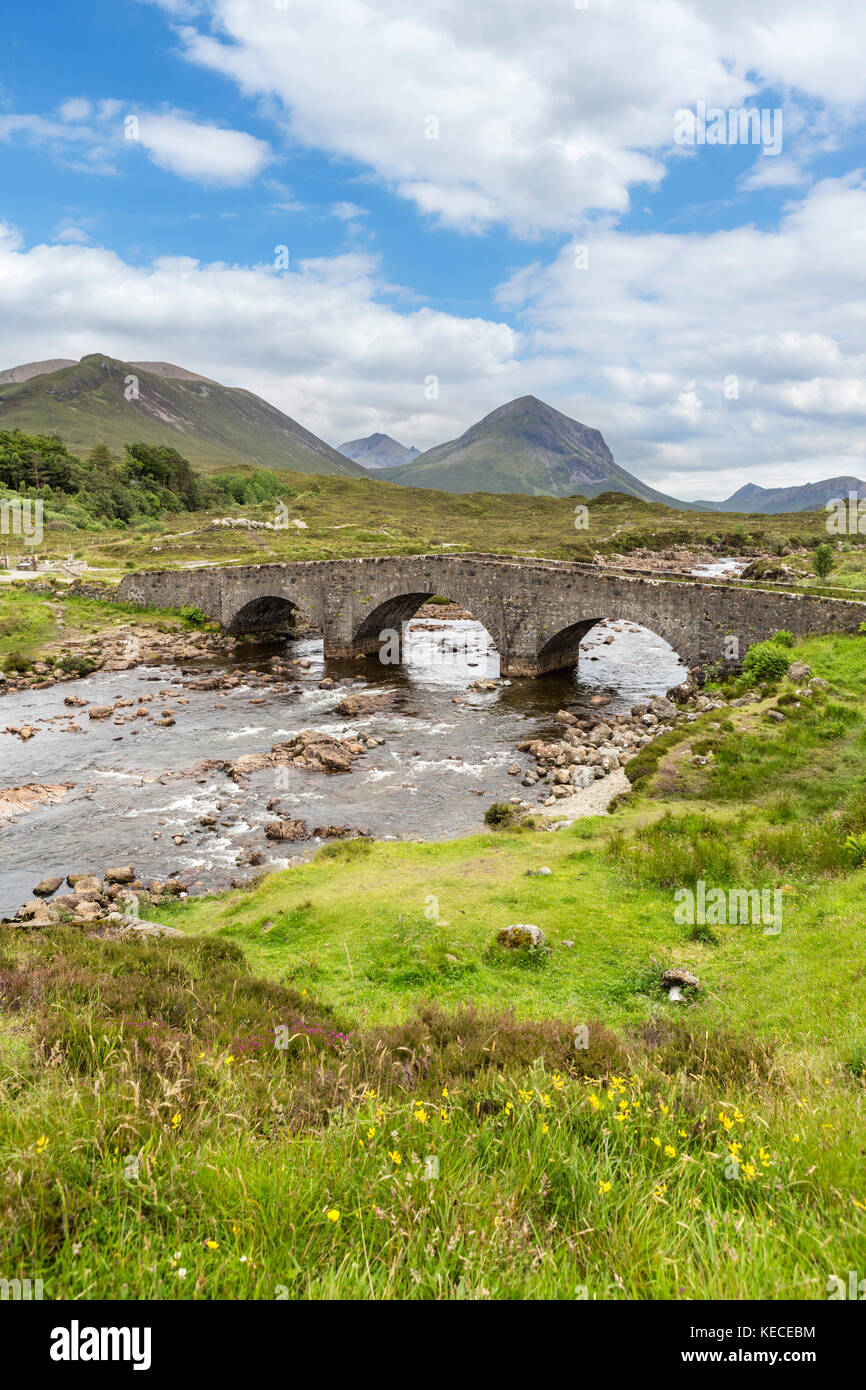 Vieux Pont Sligachan regardant vers la chaîne de montagnes Cuillin, île de Skye, Highland, Scotland, UK Banque D'Images