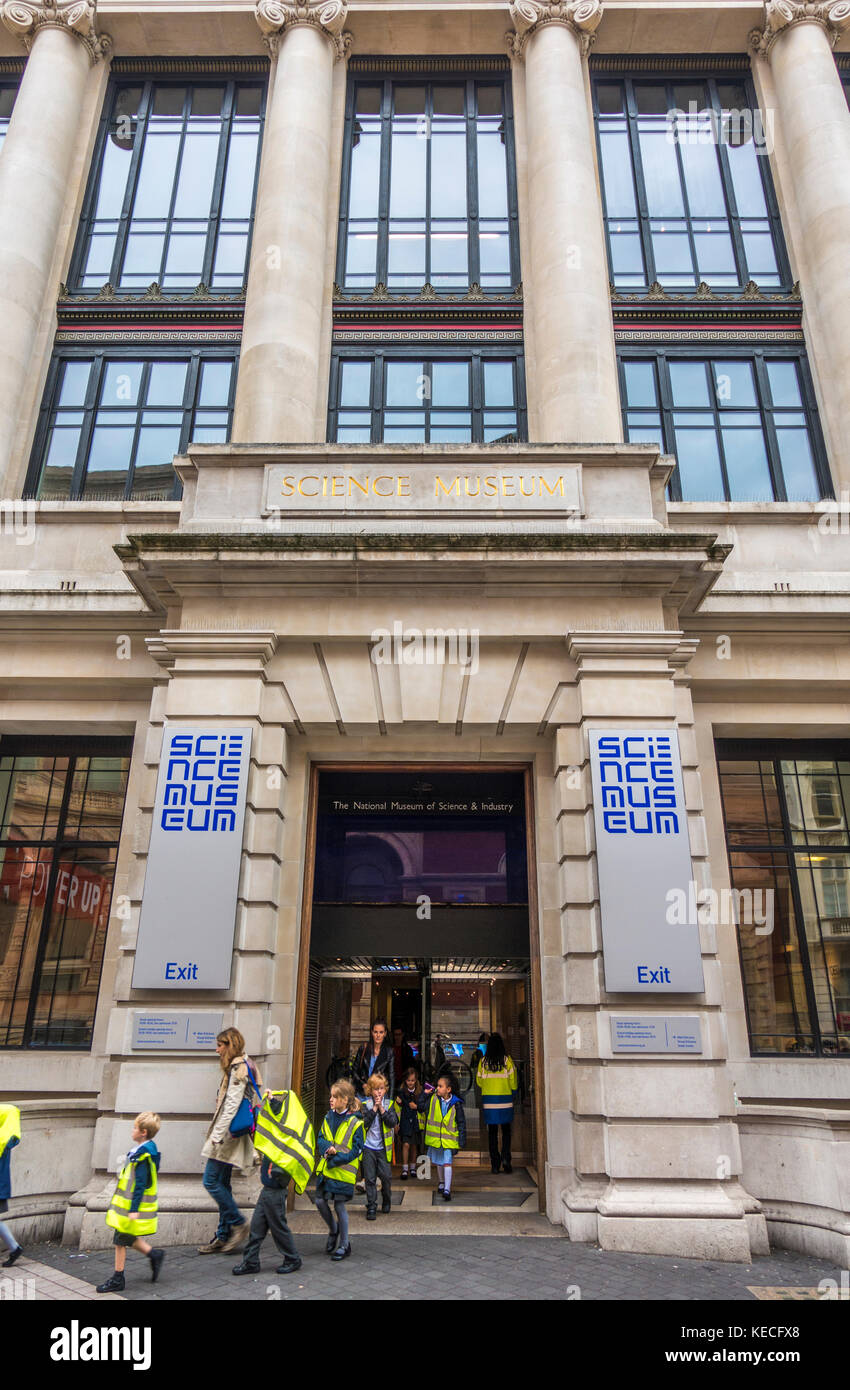 Les enseignants et les enfants, portant des vestes réfléchissantes, laissant le Science Museum après un voyage scolaire, Londres SW7, Angleterre, Royaume-Uni. Banque D'Images