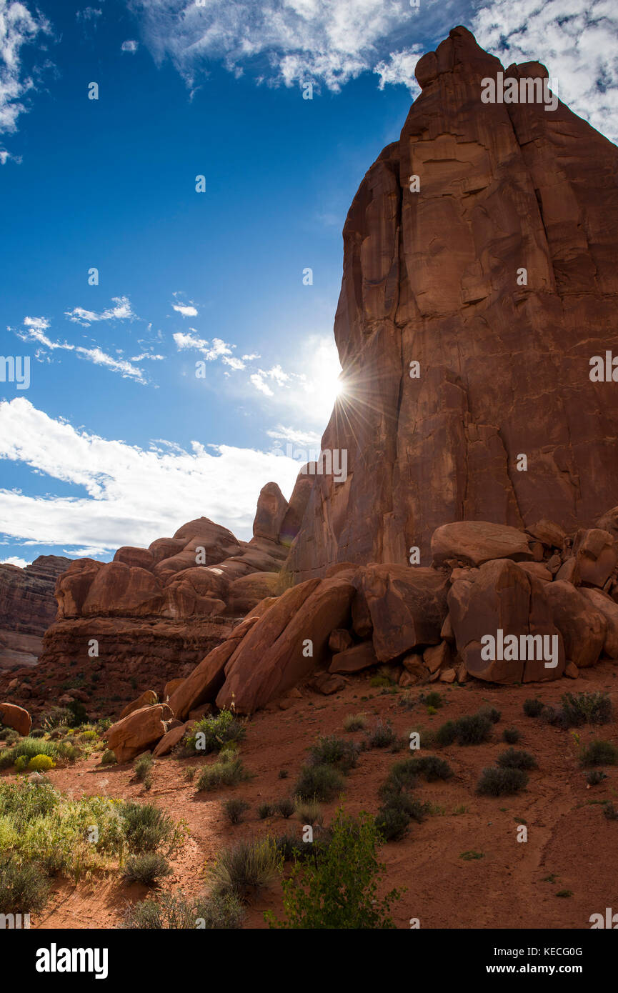 Rétroéclairage sur les murs de pierre de l'Arches national park, Utah, USA Banque D'Images