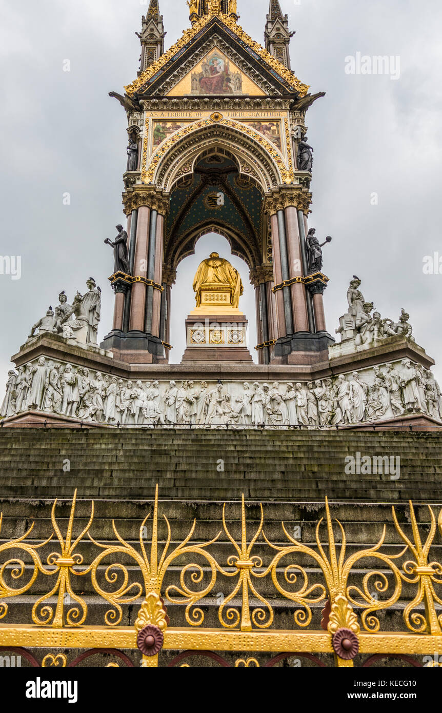 Côté Nord de l'Albert Memorial - un monument commémorant la mort du Prince Albert en 1861. Les Jardins de Kensington, London W2, Angleterre, Royaume-Uni. Banque D'Images