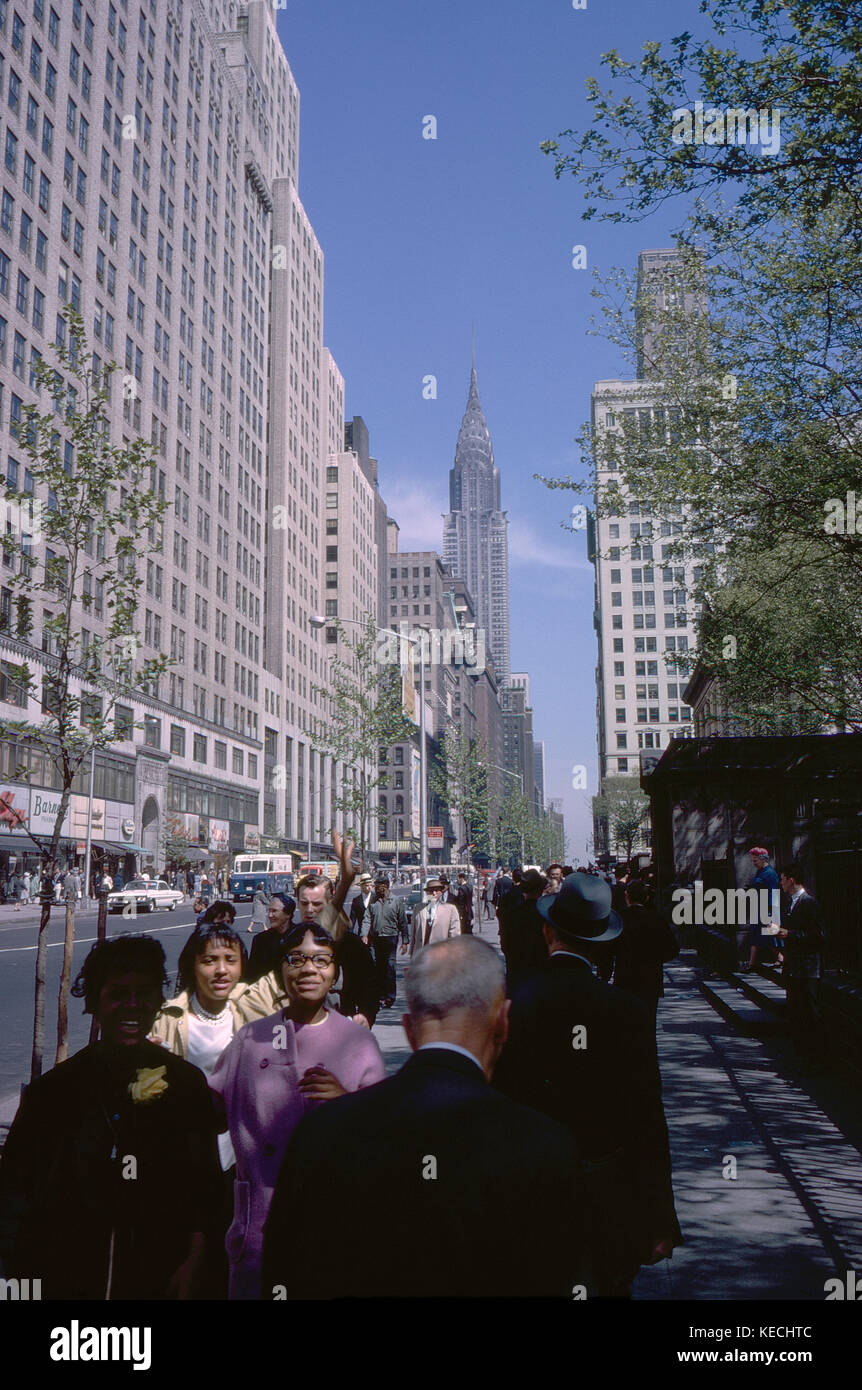 Foule sur trottoir avec vue sur le Chrysler building en arrière-plan, la 42e Rue, New York City, New York, USA, août 1961 Banque D'Images