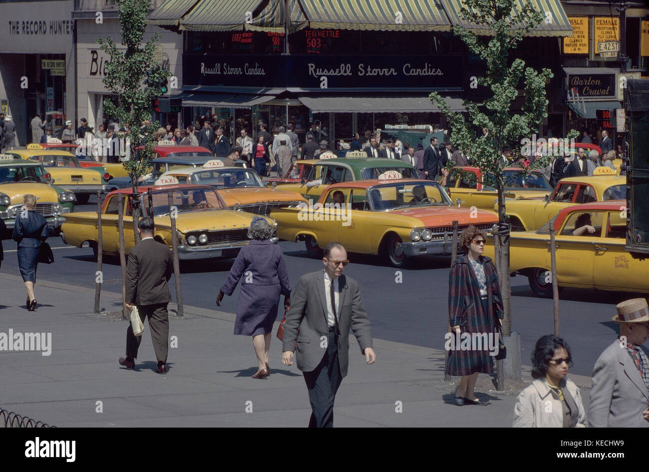 Scène de rue, 42e rue et de la cinquième avenue, new york city, New York, USA, juillet 1961 Banque D'Images