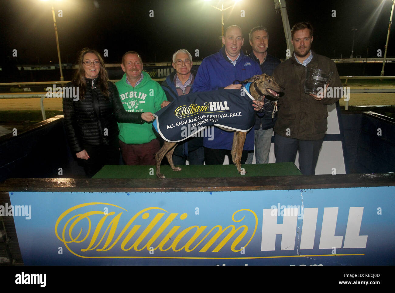 Killieford Banjo avec les propriétaires N S Black et MR N S Black après avoir remporté la première course à Newcastle lors du William Hill All England Cup Festival au stade Greyhound de Newcastle. APPUYEZ SUR ASSOCIATION photo. Date de la photo: Jeudi 19 octobre 2017. Le crédit photo devrait se lire comme suit : Richard Sellers/PA Wire Banque D'Images