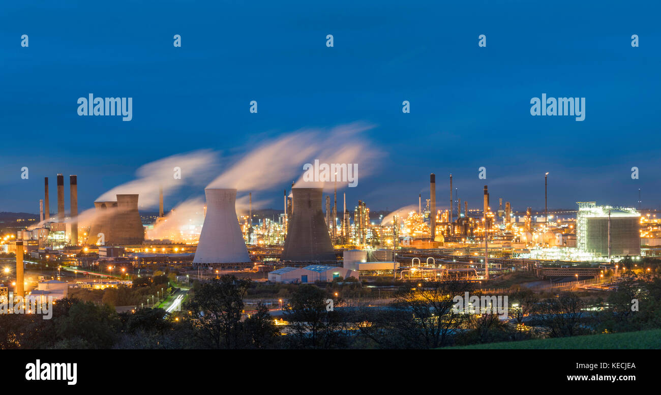 Vue de la raffinerie de Grangemouth exploité par INEOS sur Forth en Écosse, Royaume-Uni Banque D'Images