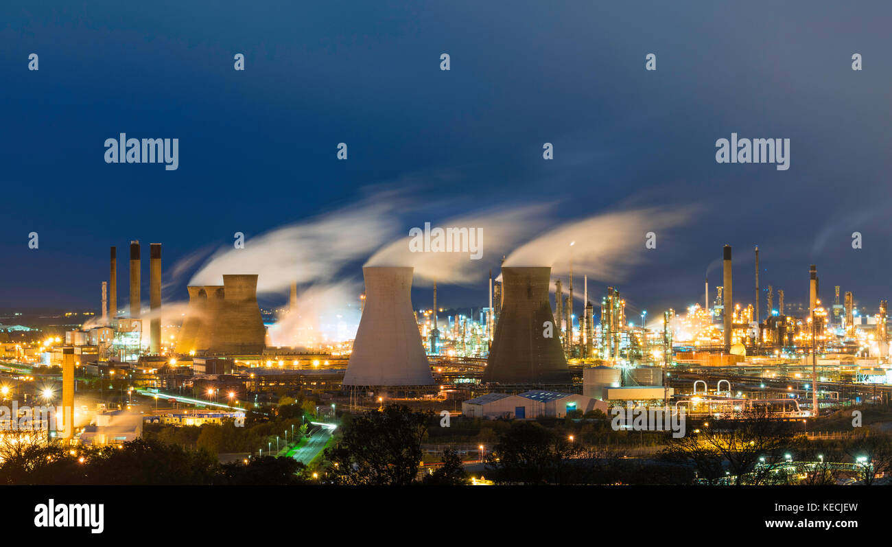 Vue de la raffinerie de Grangemouth exploité par INEOS sur Forth en Écosse, Royaume-Uni Banque D'Images