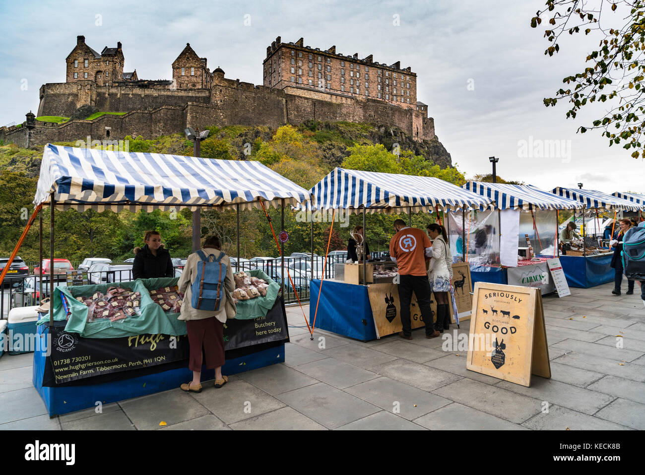 Vue sur le marché Agricole Weekend au pied du château d'Edimbourg en Ecosse , Royaume-Uni. Banque D'Images