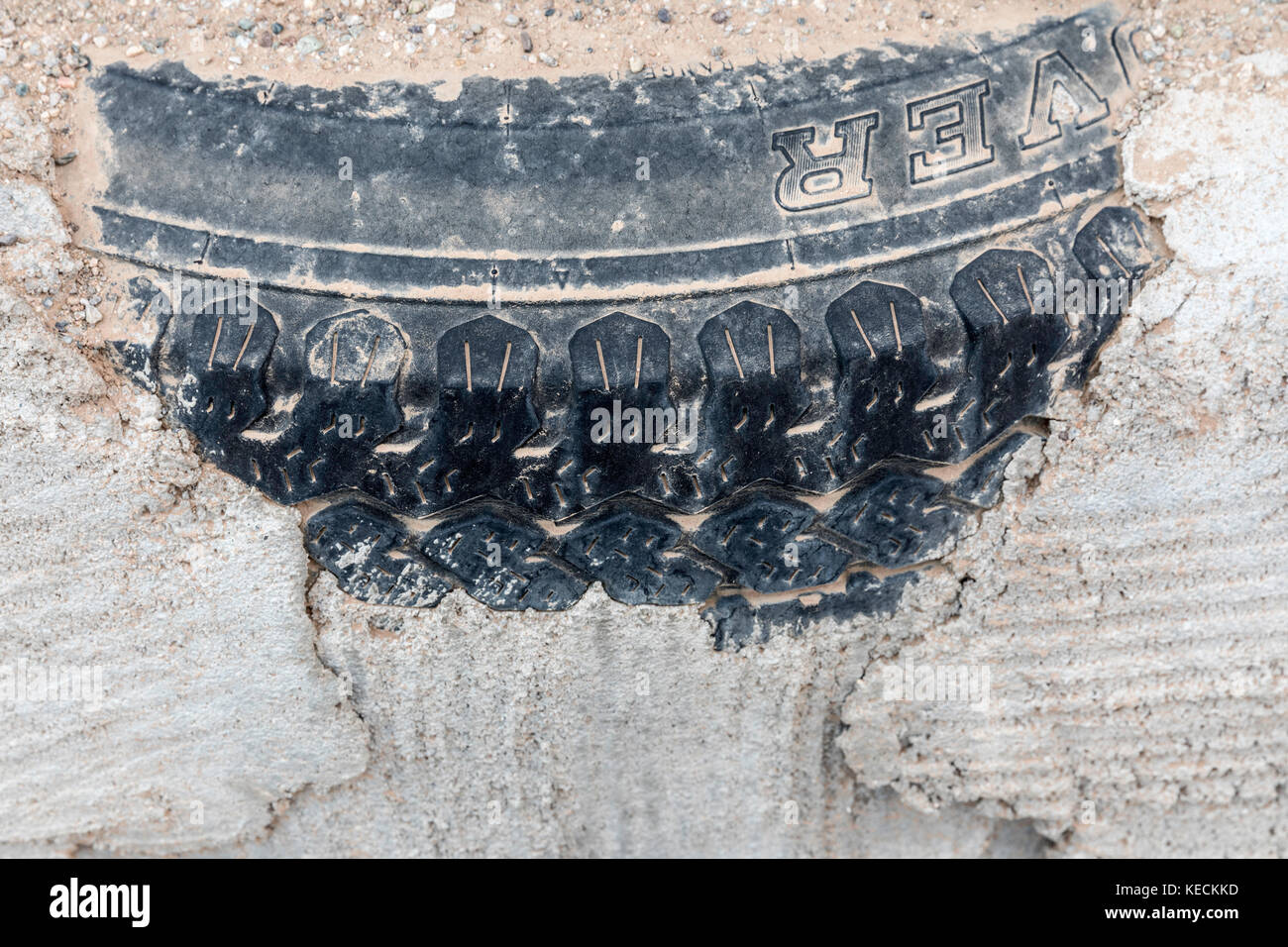 Ancien pneu utilisée pour renforcer la paroi extérieure earthship Earthship mondiale, une plus grande communauté, près de Taos, New Mexico, USA Banque D'Images